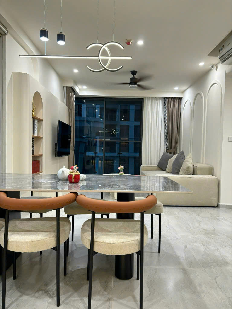 Bán và cho thuê căn hộ 3PN 2WC Cardinal Court, 101m2, full nội thất cao cấp, giá 12.9 tỷ. LH: hotline (Em Nguyên)