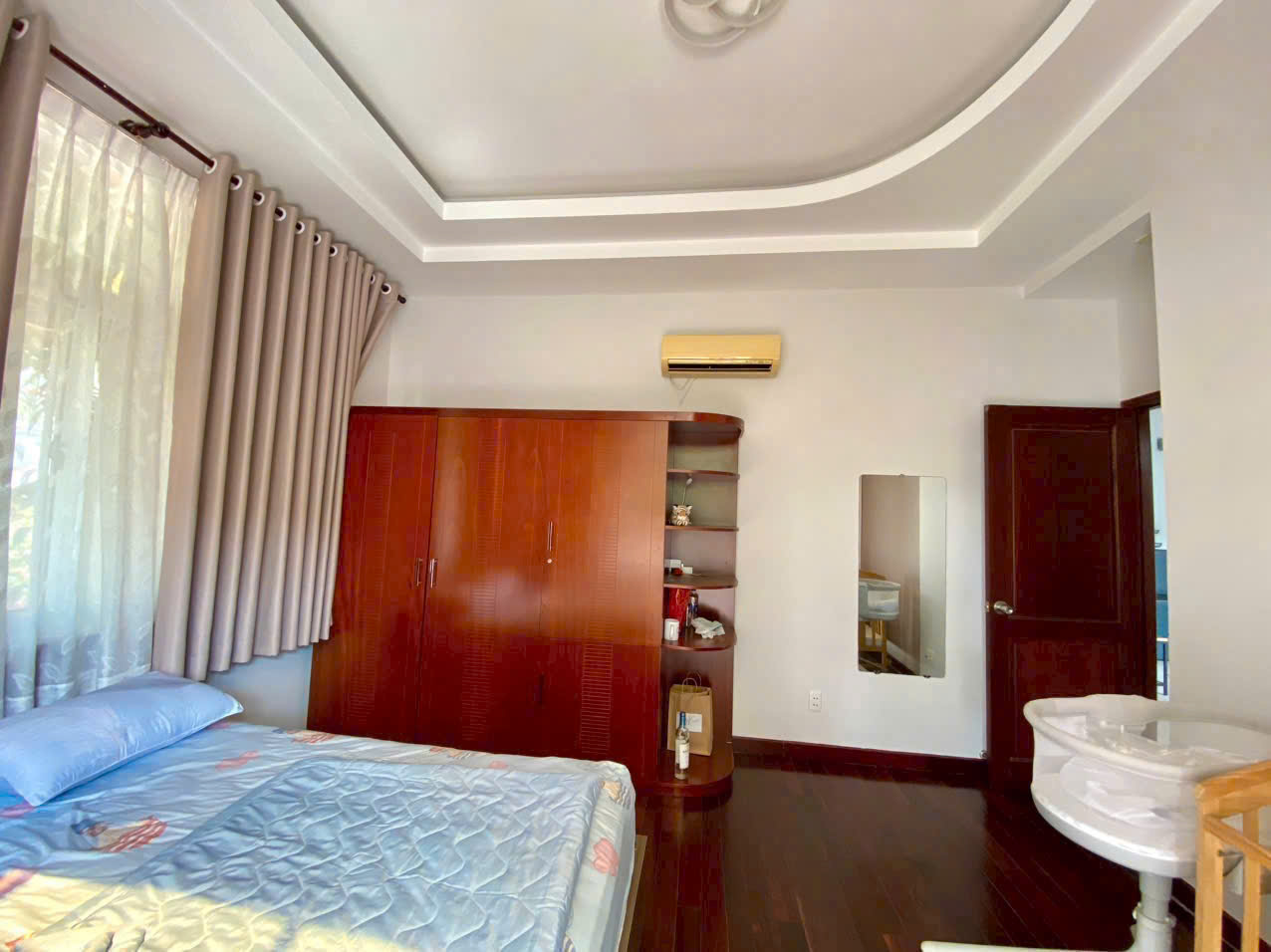 Cho thuê biệt thự Mỹ Gia, phú mỹ hưng, quận 7. DT: 285m,  4 phòng ngủ, nội thất đầy đủ, đẹp. Gía chỉ: 75 tr/ tháng. Qúy khách xem nhà liên hệ: hotline Ngọc Thư - 8646