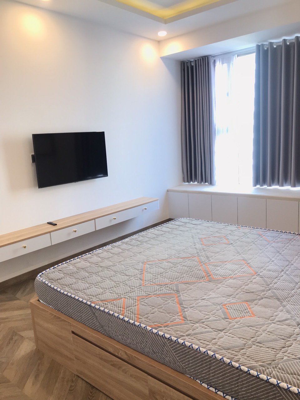 Cho thuê căn hộ cao cấp Midtown The Peak M8, Phú Mỹ Hưng. Diện tích: 115m, 3 phòng ngủ, nội thất cao cấp, ở ngay. Gía chỉ: 44tr/ tháng có ô xe hầm. Liên hê: hotline Ngọc Thư xem nhà - 8655