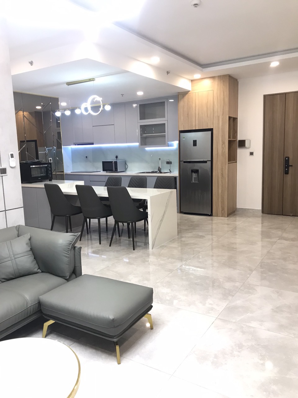 Cho thuê căn hộ cao cấp Midtown The Peak M8, Phú Mỹ Hưng. Diện tích: 115m, 3 phòng ngủ, nội thất cao cấp, ở ngay. Gía chỉ: 44tr/ tháng có ô xe hầm. Liên hê: hotline Ngọc Thư xem nhà - 8651