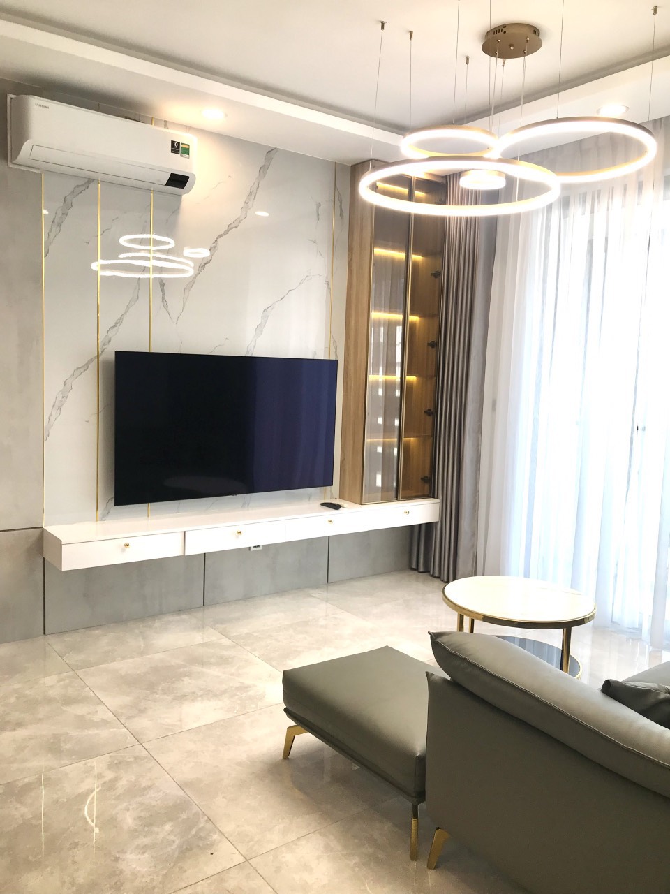 Cho thuê căn hộ cao cấp Midtown The Peak M8, Phú Mỹ Hưng. Diện tích: 115m, 3 phòng ngủ, nội thất cao cấp, ở ngay. Gía chỉ: 44tr/ tháng có ô xe hầm. Liên hê: hotline Ngọc Thư xem nhà