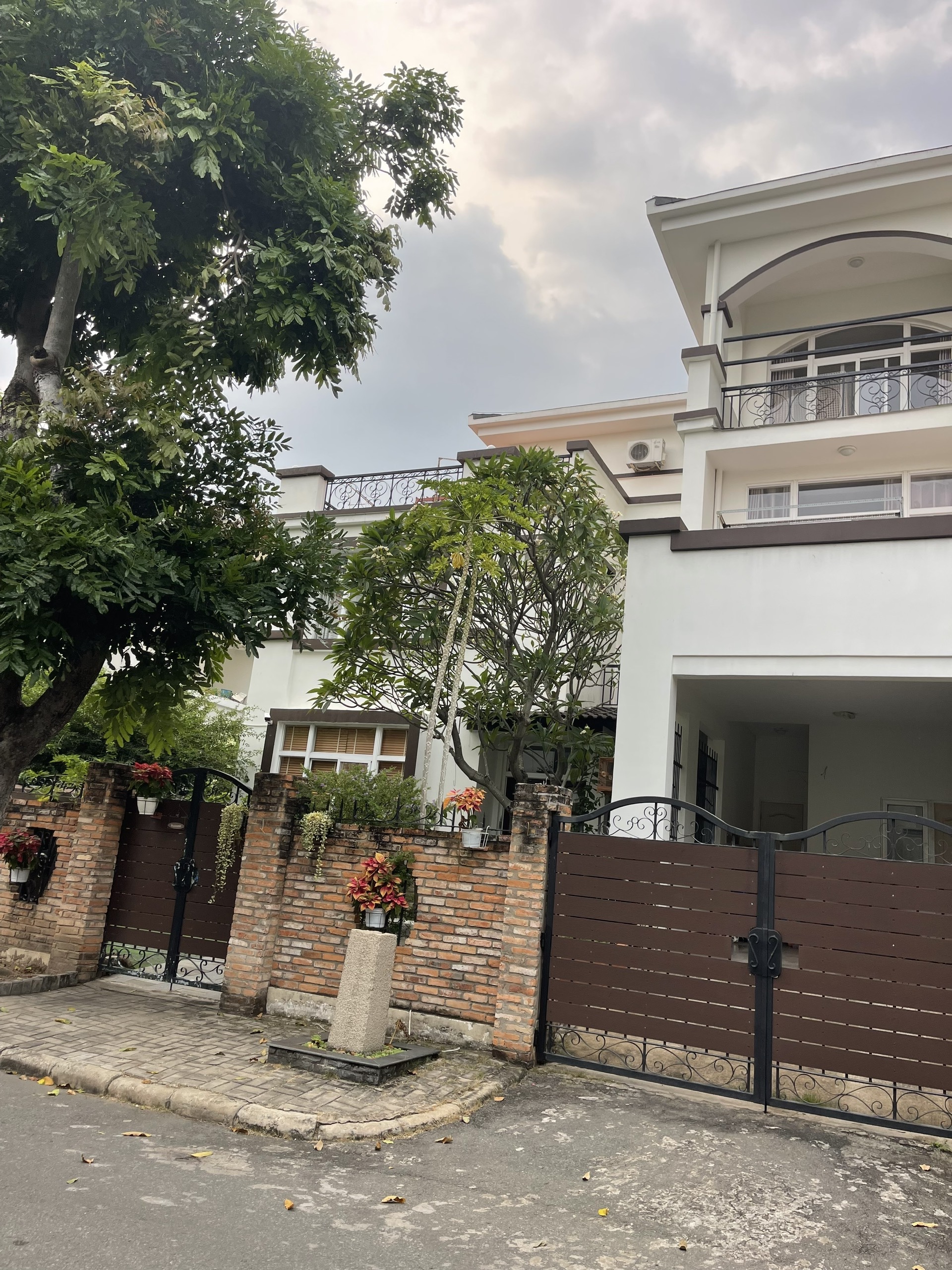 Cho thuê biệt thự Mỹ Phú, phú mỹ hưng, quận 7. Diện tích: 380m, 4 phòng ngủ, nội thất cơ bản. Khu an ninh , yên tĩnh. Bảo vệ 24/24. Gía chỉ: 56 triệu/ tháng. Liên hê: hotline Ngọc Thư xem nhà