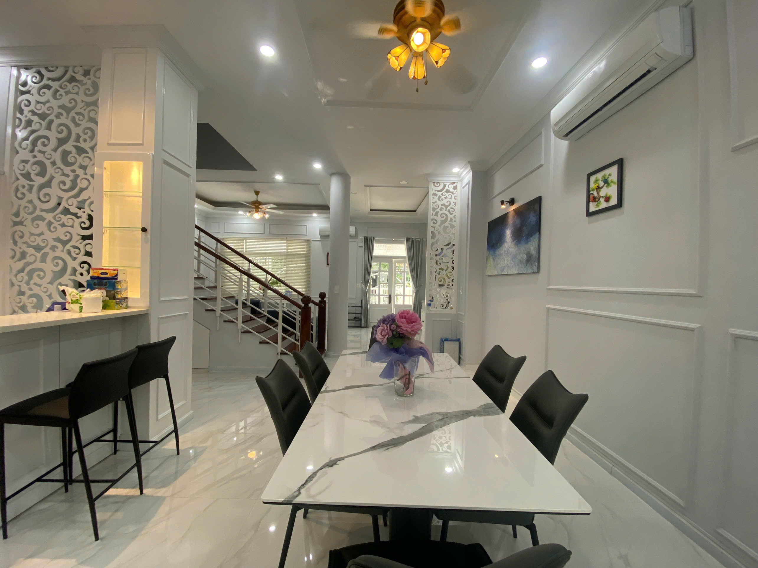 Bán biệt thự liên kế vườn Mỹ Thái , phú mỹ hưng, quận 7. Diện tích: 7x18m, căn kế góc mặt tiền thông thoáng. 3 phòng ngủ, 1 phòng làm việc. Nhà đẹp, ở ngay. Gía chỉ: 35 tỷ. Liên hệ: hotline Ngọc Thư xem nhà - 8666