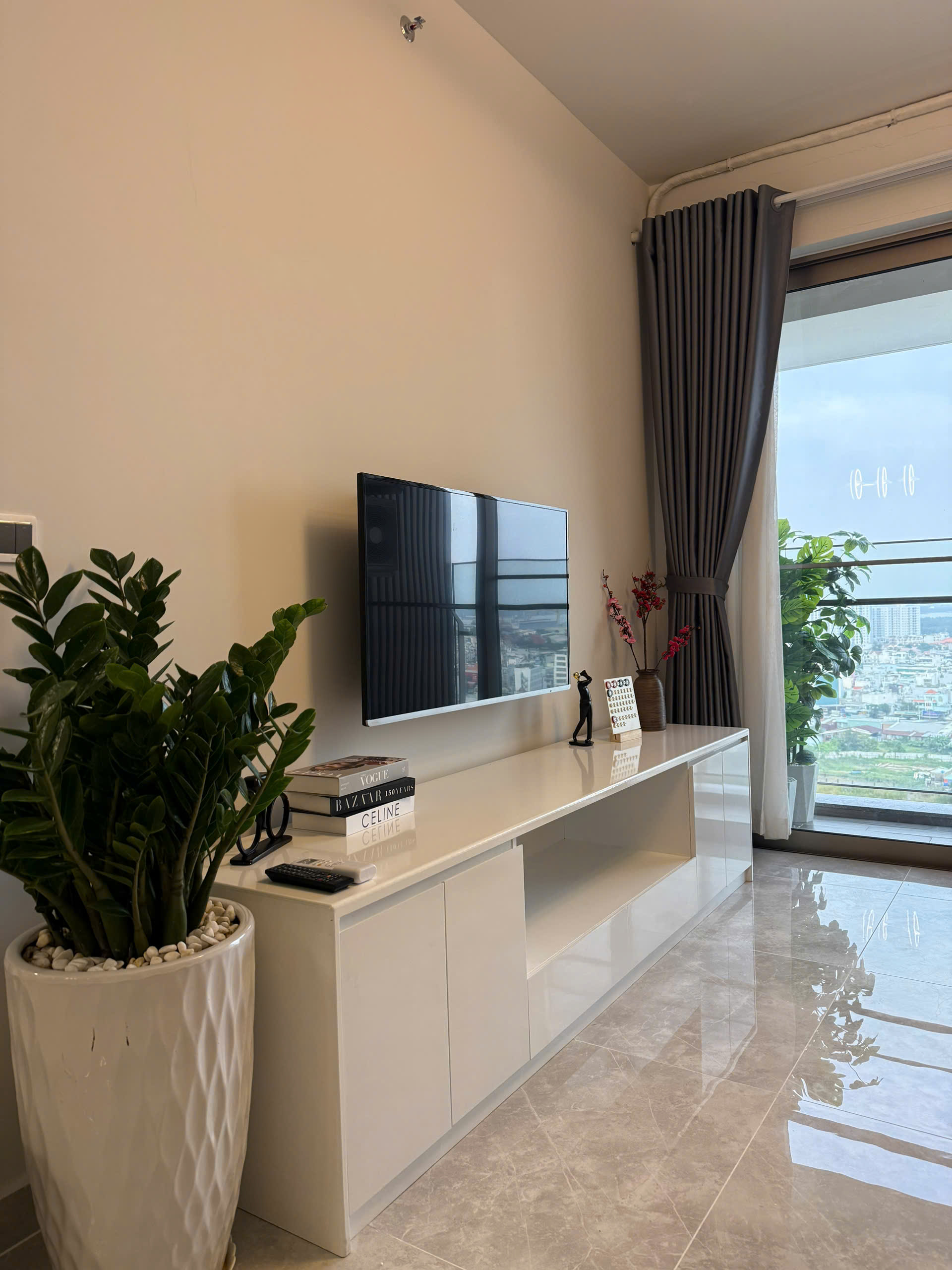 Bán căn hộ Midtown The Peak, phú mỹ hưng. Diện tích: 98m, thiết kế 2 phòng ngủ rộng rãi, nội thất cao cấp. Gía chỉ: 10.5 tỷ. Anh chị xem nhà liên hệ: hotline Ngọc Thư