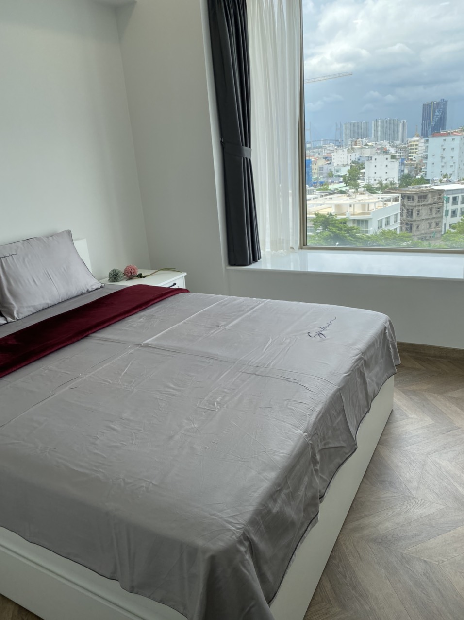 Bán căn hộ Midtown The Peak, phú mỹ hưng, quận 7. Diện tích: 80m, 2 phòng ngủ, nội thất cao cấp, đang cho thuê dài hạn. Gía bán nhanh chỉ 8 tỷ. LH: hotline Ngọc Thư xem nhà - 8707