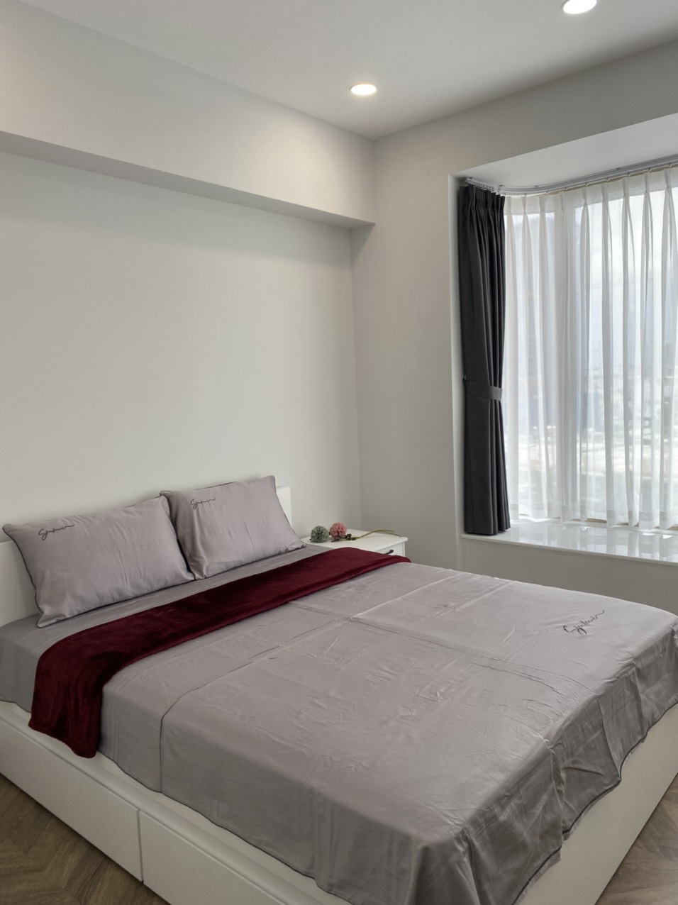 Bán căn hộ Midtown The Peak, phú mỹ hưng, quận 7. Diện tích: 80m, 2 phòng ngủ, nội thất cao cấp, đang cho thuê dài hạn. Gía bán nhanh chỉ 8 tỷ. LH: hotline Ngọc Thư xem nhà - 8706