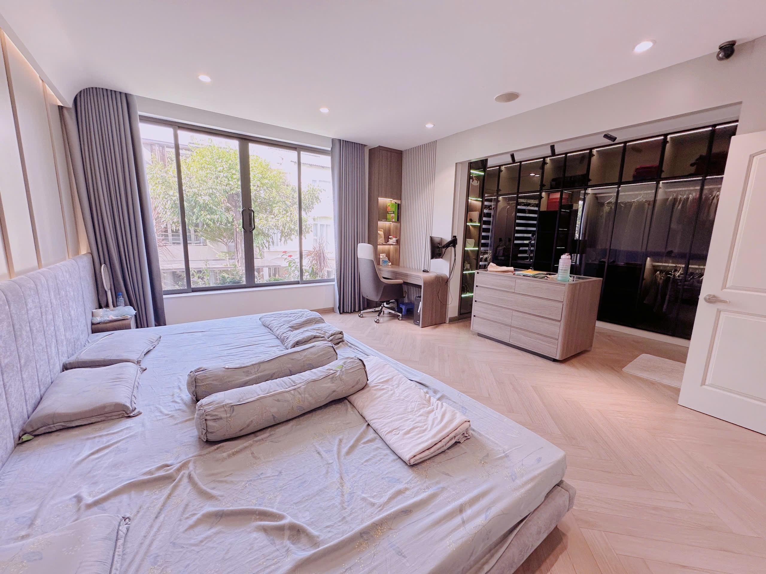 Bán biệt thự Phú Mỹ Hưng, Hưng Thái  2, 37,2 tỷ, 7m x 18m, 126m2, 4PN, 4WC, Nội thất cao cấp,hồ cá Koi.Liên hệ : hotline - Hoàng Văn Cường để biết thêm chi tiết. - 8727