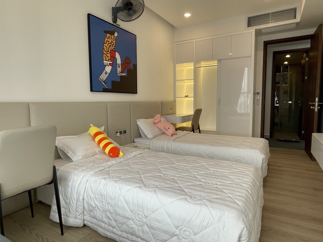 Cần bán căn hộ Midtown , phú mỹ hưng, quận 7. Diện tích: 111m, căn góc, 3 phòng ngủ, view sông. Nôi thất đầy đủ, sổ hồng, ô xe hầm. Bán nhanh chỉ 12.8 tỷ . Anh chị xem nhà liên hệ: hotline Ngọc Thư - 8769