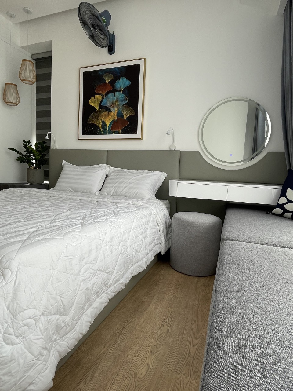 Cần bán căn hộ Midtown , phú mỹ hưng, quận 7. Diện tích: 111m, căn góc, 3 phòng ngủ, view sông. Nôi thất đầy đủ, sổ hồng, ô xe hầm. Bán nhanh chỉ 12.8 tỷ . Anh chị xem nhà liên hệ: hotline Ngọc Thư - 8768
