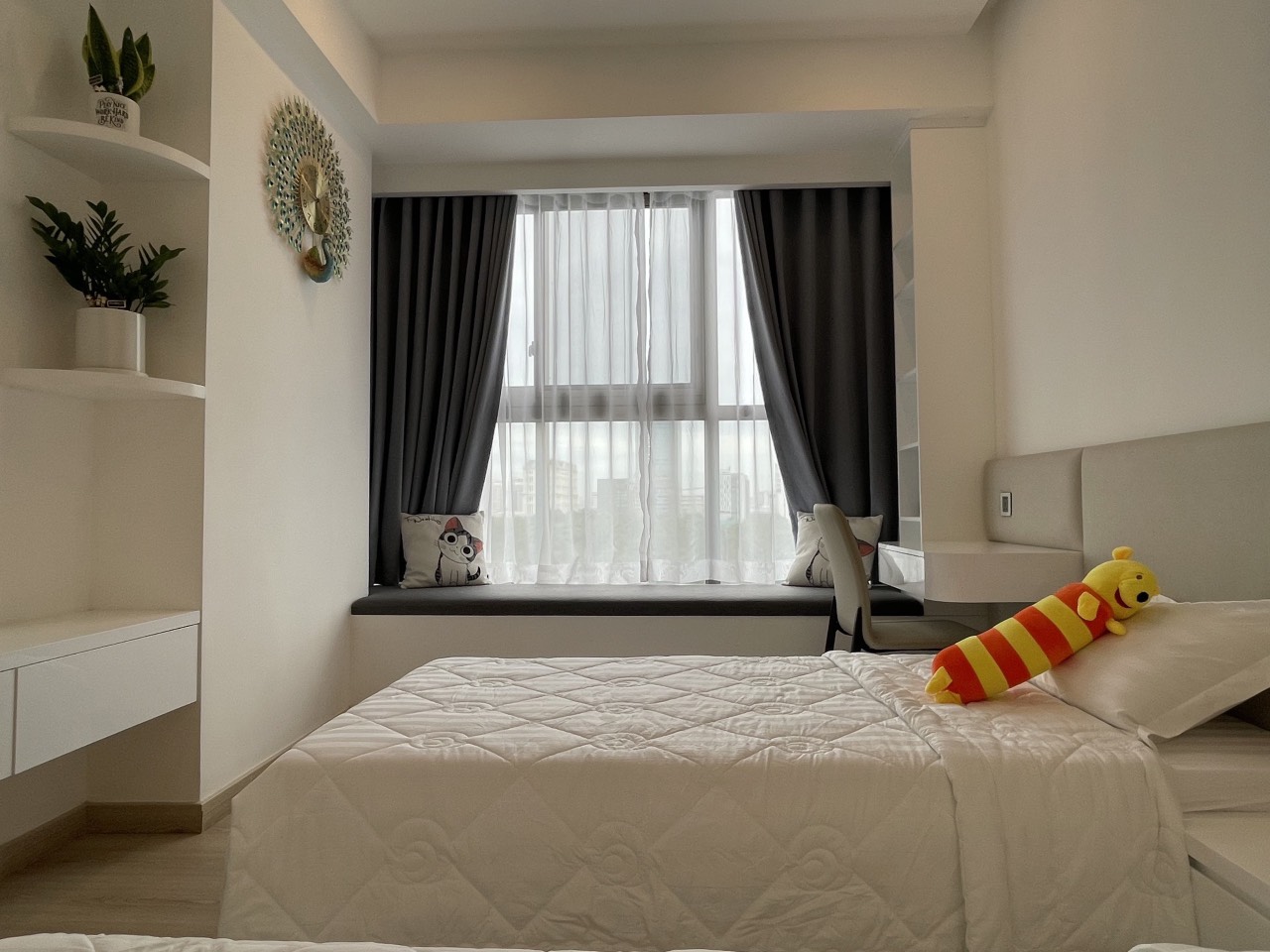 Cần bán căn hộ Midtown , phú mỹ hưng, quận 7. Diện tích: 111m, căn góc, 3 phòng ngủ, view sông. Nôi thất đầy đủ, sổ hồng, ô xe hầm. Bán nhanh chỉ 12.8 tỷ . Anh chị xem nhà liên hệ: hotline Ngọc Thư - 8767