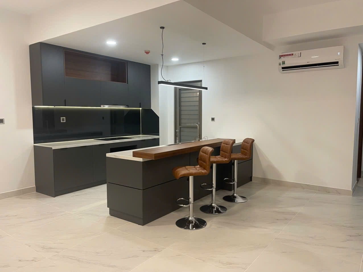 Bán căn hộ Midtown phú mỹ hưng, quận 7. Diện tích: 116m, 3 phòng ngủ, nội thất đầy đủ, view sông, ô xe hầm. Gía chỉ: 12 tỷ 5 . Qúy khách xem nhà liên hệ: hotline Ngọc Thư