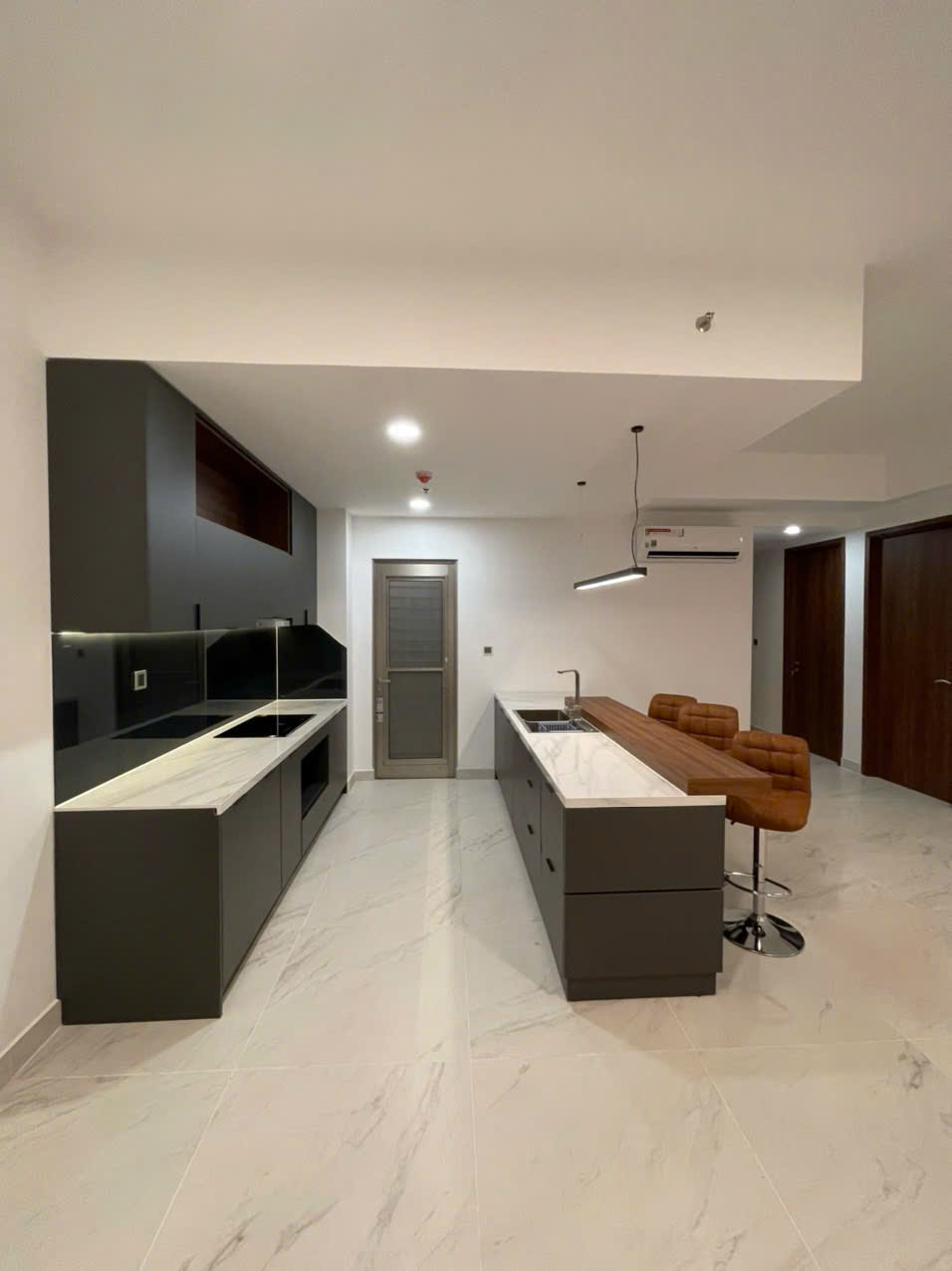Bán căn hộ Midtown phú mỹ hưng, quận 7. Diện tích: 116m, 3 phòng ngủ, nội thất đầy đủ, view sông, ô xe hầm. Gía chỉ: 12 tỷ 5 . Qúy khách xem nhà liên hệ: hotline Ngọc Thư - 8780