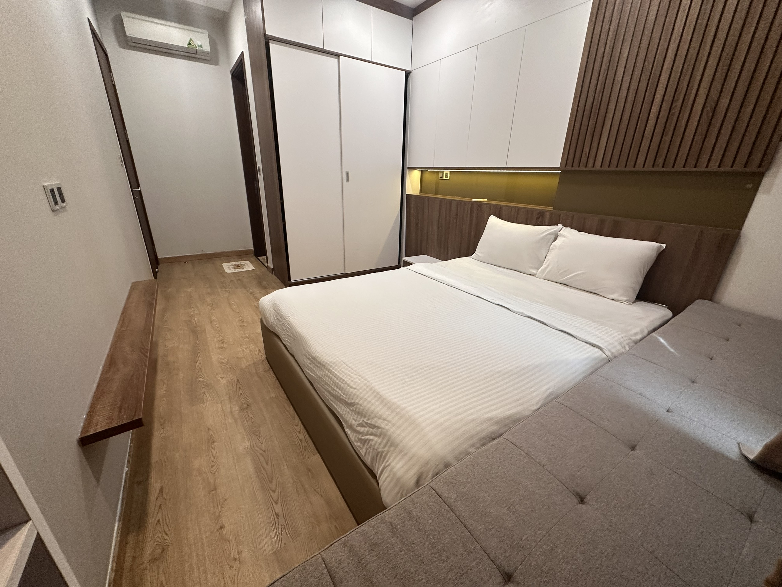 Cho thuê căn hộ Midtown, phú mỹ hưng, quận 7. Diện tích: 80m, 2 phòng ngủ, 2wc. Nội thất đầy đủ, ô xe hầm. Gía chỉ: 25 triệu/ tháng. Qúy khách xem nhà liên hê: hotline Ngọc Thư - 8867