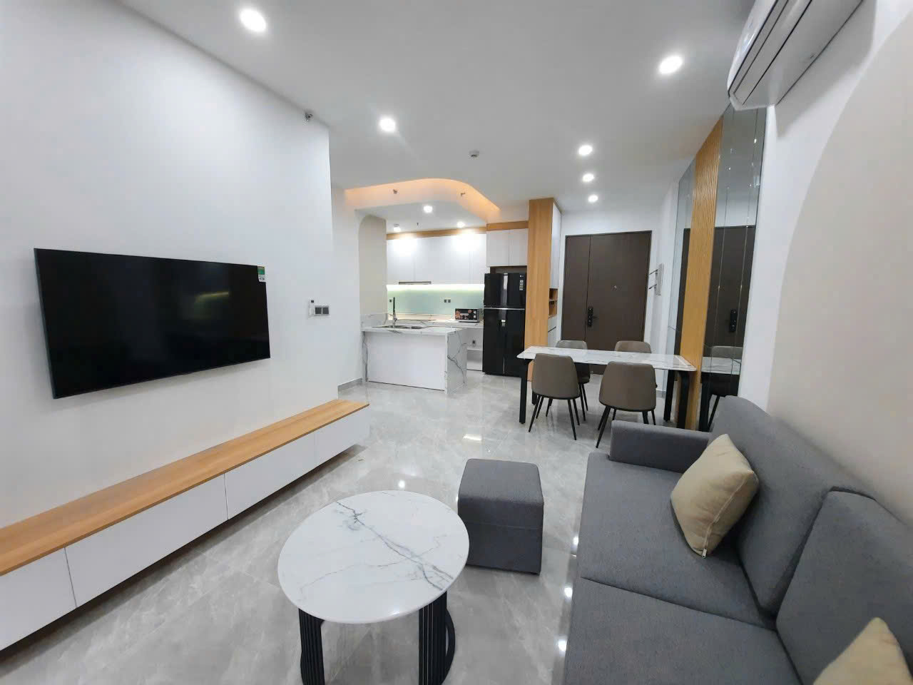 Bán căn hộ Midtown The Peak, phú mỹ hưng, quận 7. Diện tích: 80m, 2 phòng ngủ, ô xe hầm. Nội thất đầy đủ, lầu cao, view thoáng. Gía bán chỉ 8.2 tỷ. Qúy khách xem nhà liên hệ: hotline Ngọc Thư