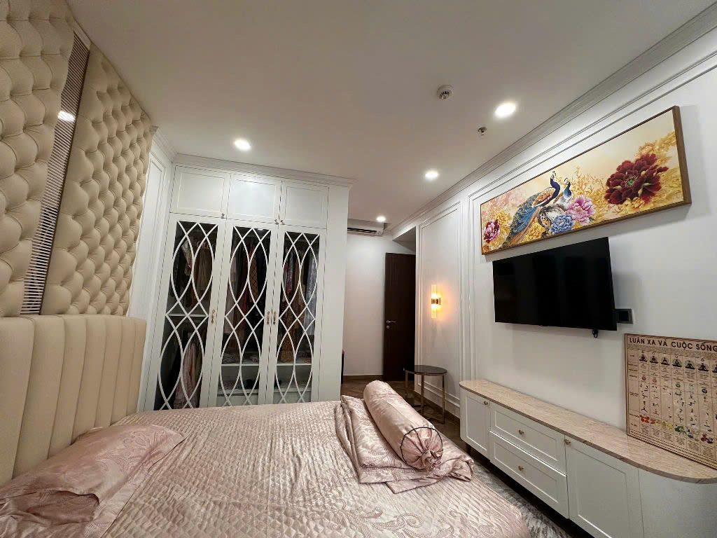 Bán căn hộ cao cấp Midtown The Peak, phú mỹ hưng, quận 7. Diện tích: 80m, 2 phòng ngủ, nội thất cao cấp, sang trọng, giá chỉ: 8,2 tỷ. Qúy khách xem nhà liên hê: hotline Ngọc Thư - 8886