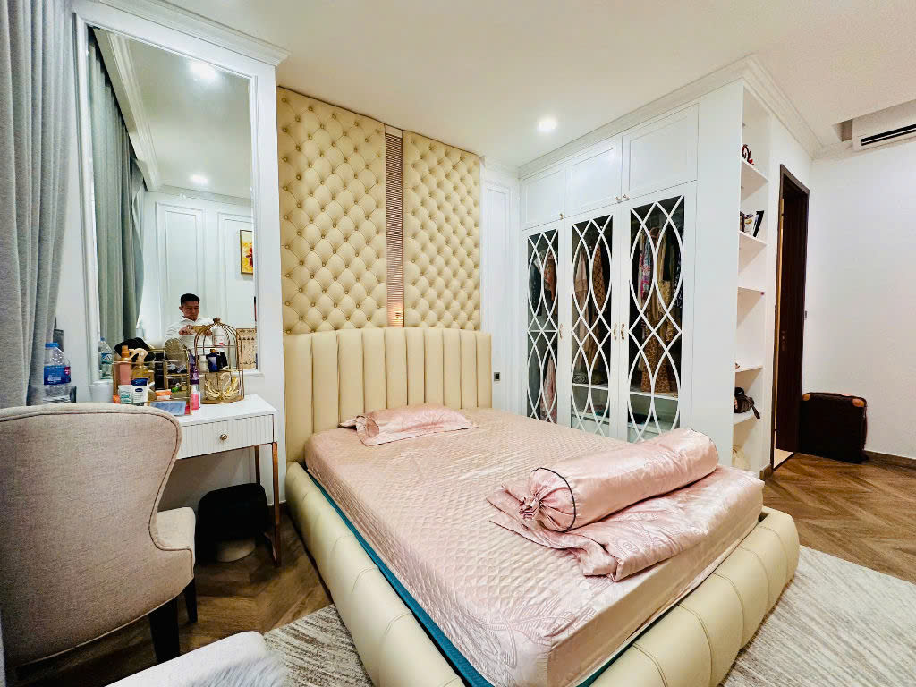 Bán căn hộ cao cấp Midtown The Peak, phú mỹ hưng, quận 7. Diện tích: 80m, 2 phòng ngủ, nội thất cao cấp, sang trọng, giá chỉ: 8,2 tỷ. Qúy khách xem nhà liên hê: hotline Ngọc Thư - 8887