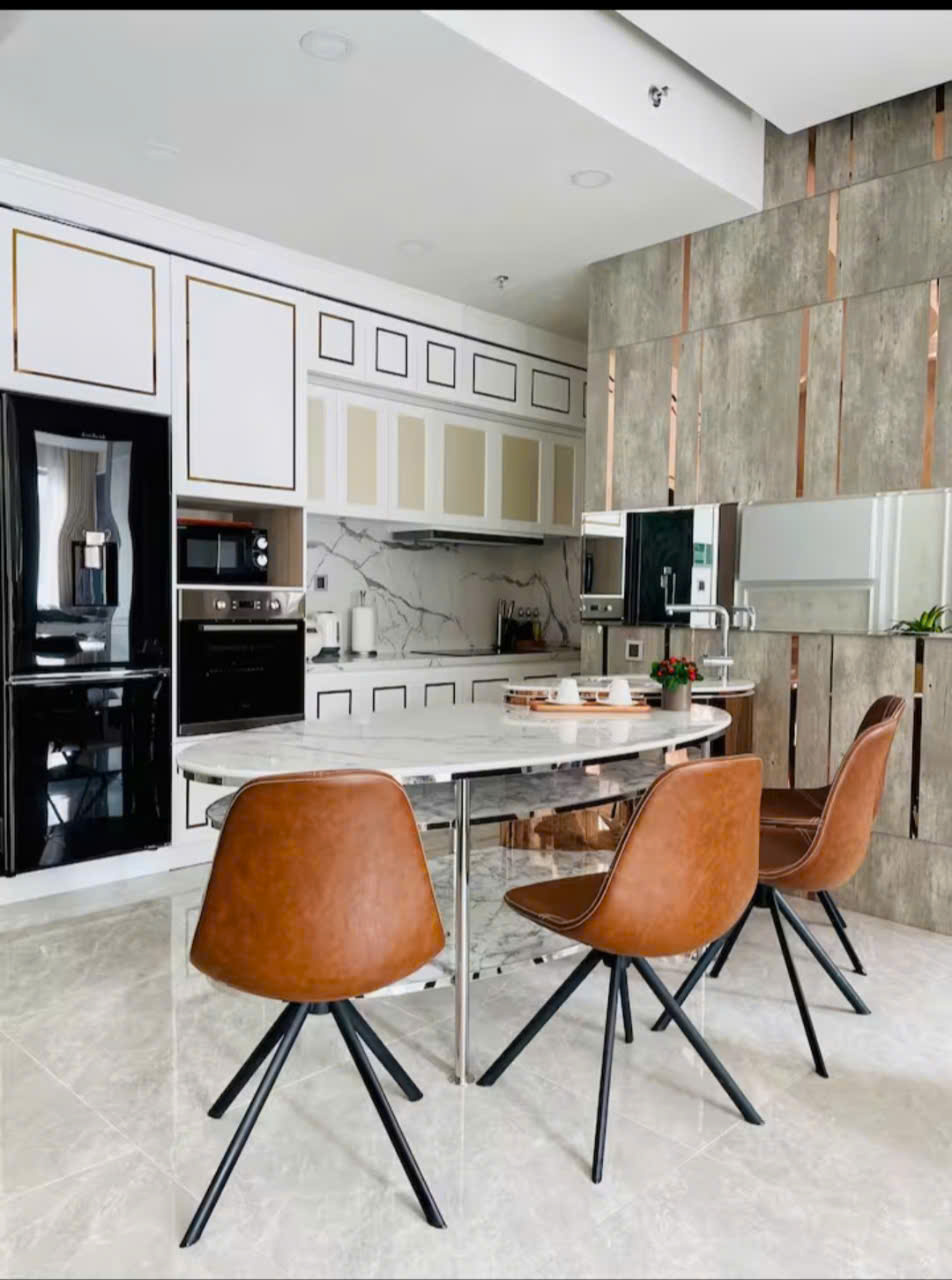 Bán căn hộ cao cấp Midtown The Peak, phú mỹ hưng, quận 7. Diện tích: 80m, 2 phòng ngủ, nội thất cao cấp, sang trọng, giá chỉ: 9 tỷ. Qúy khách xem nhà liên hê: hotline Ngọc Thư - 8890