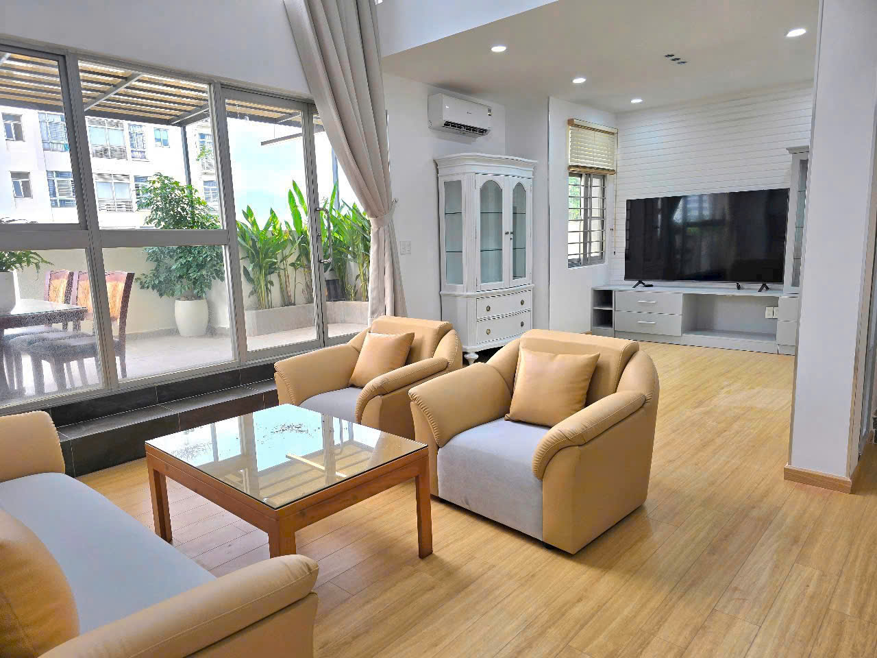 Cho thuê Penthouse Sky3, Phú Mỹ Hưng, 350m2, 2 sân rộng, 4PN, 3WC. Nhà mới, Nội thất nhập khẩu cao cấp. Liên hệ: hotline (Đình Hải)