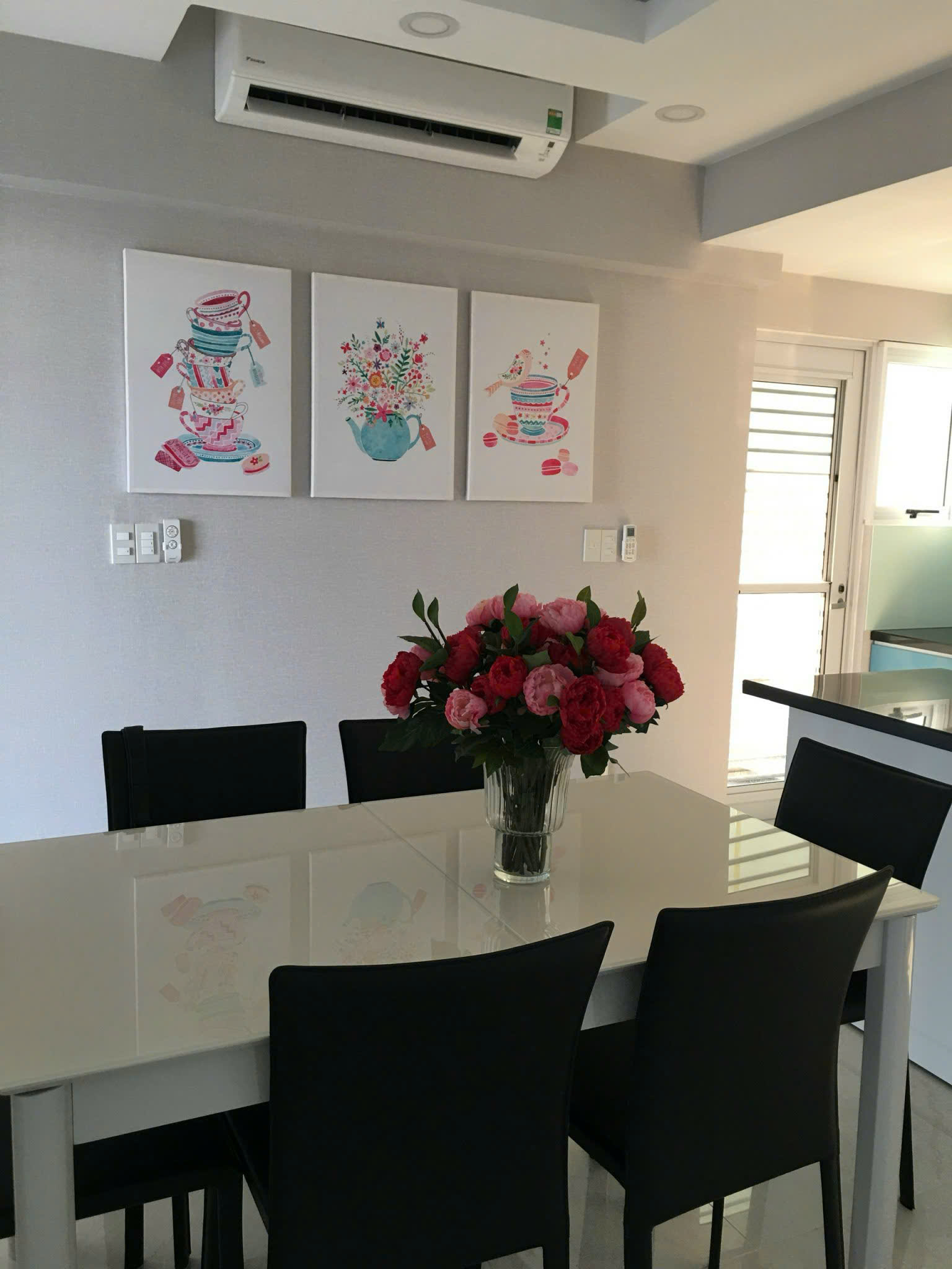 Bán căn hộ Happy valley, phú mỹ hưng. Diện tích: 135m, 3 phòng ngủ, nội thất đầy đủ, ô xe hầm. Gía chỉ: 9.3 tỷ. Qúy khách xem nhà liên hệ: hotline Ngọc Thư - 8957