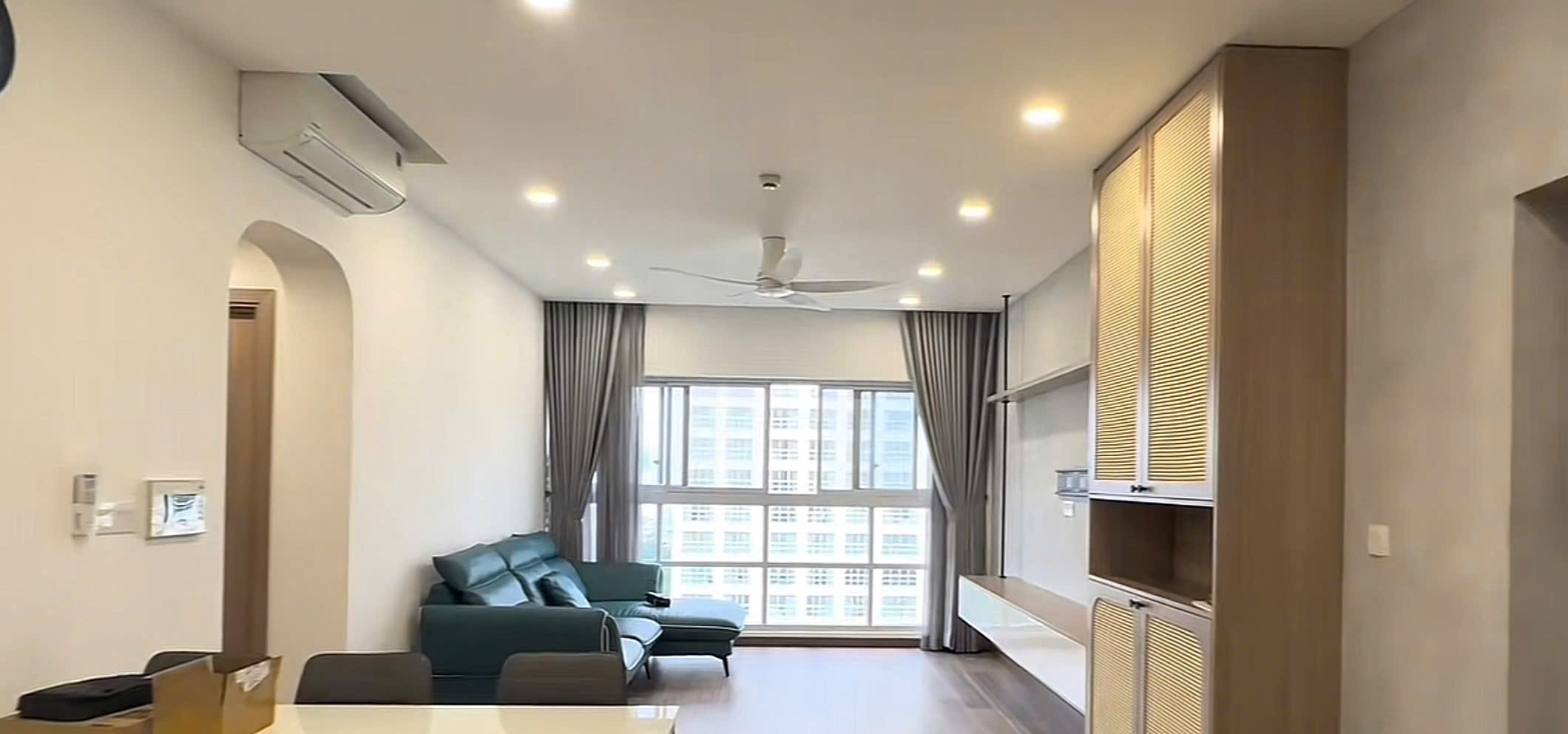 Cần bán căn hộ Happy Valley, 100m. Nhà mới thiết kế, 3 phòng ngủ, lầu cao, view thoáng. Gía bán chỉ: 8.4 tỷ ( sổ hồng đầy đủ). Anh chị xem nhà liên hệ: hotline Ngọc Thư - 8960