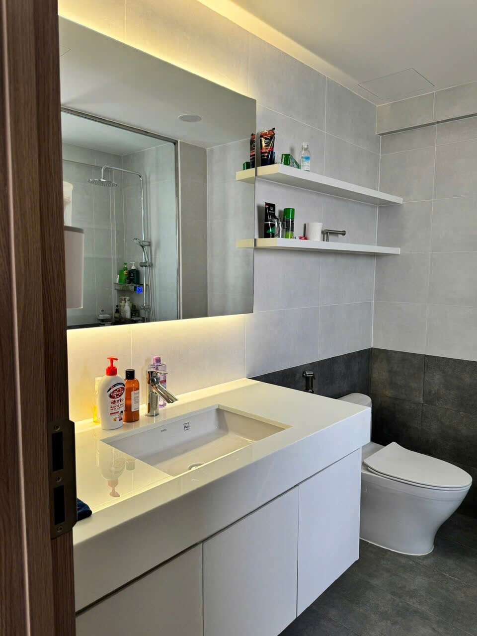 Cần bán căn hộ Happy Valley, 100m. Nhà mới thiết kế, 3 phòng ngủ, lầu cao, view thoáng. Gía bán chỉ: 8.4 tỷ ( sổ hồng đầy đủ). Anh chị xem nhà liên hệ: hotline Ngọc Thư - 8962