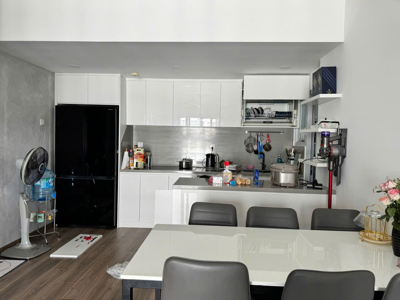 Cần bán căn hộ Happy Valley, 100m. Nhà mới thiết kế, 3 phòng ngủ, lầu cao, view thoáng. Gía bán chỉ: 8.4 tỷ ( sổ hồng đầy đủ). Anh chị xem nhà liên hệ: hotline Ngọc Thư - 8961