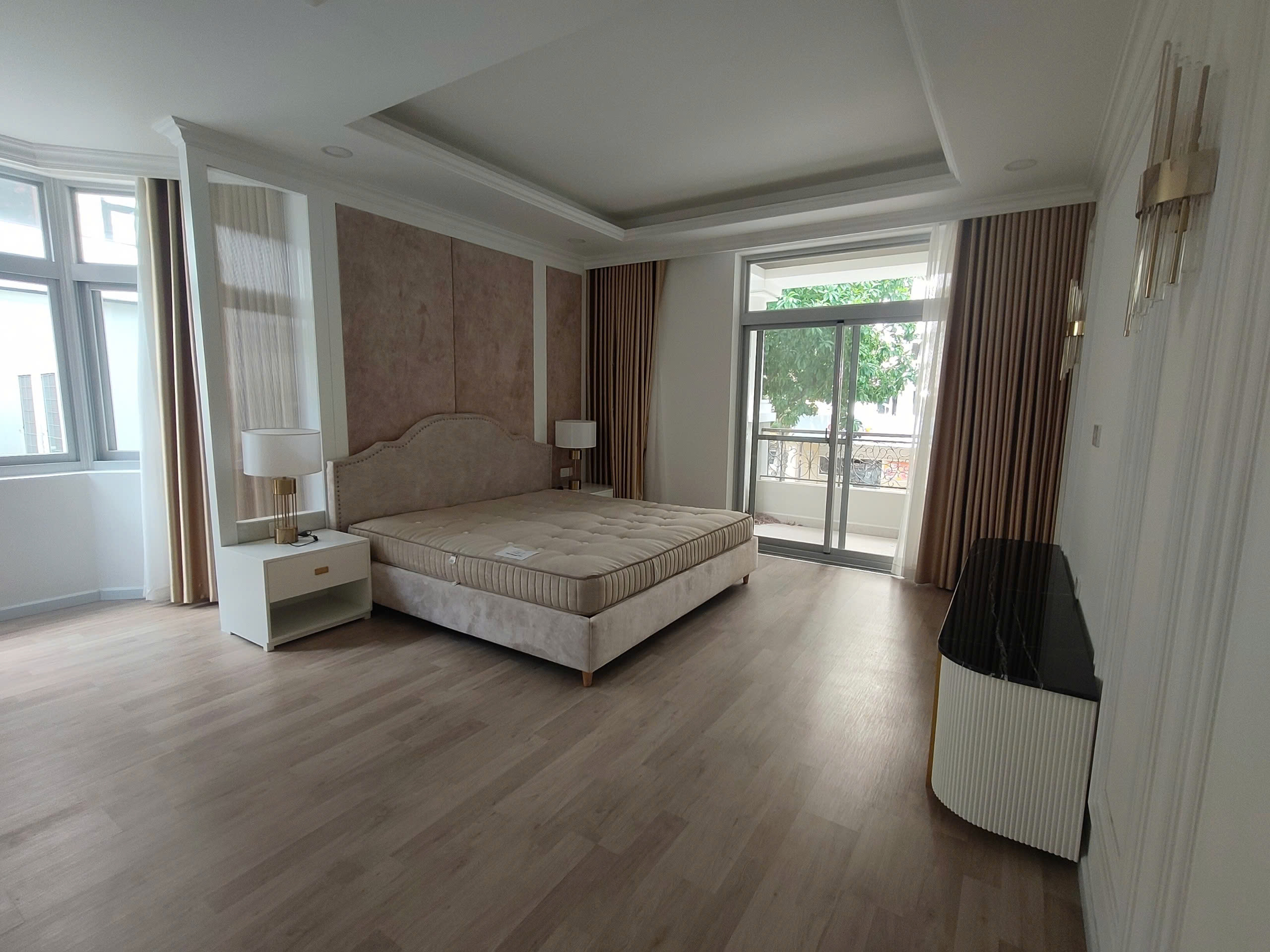 Cho thuê biệt thự đơn lập Nam Viên, phú mỹ hưng, quận 7. Diện tích: 17x16m, trệt, 2 lầu. Thiết kế 4 phòng ngủ, 1 phòng làm việc. Nội thất đầy đủ, giá chỉ 75 triệu/ tháng. Anh chị xem nhà liên hệ: hotline Ngọc Thư - 8998