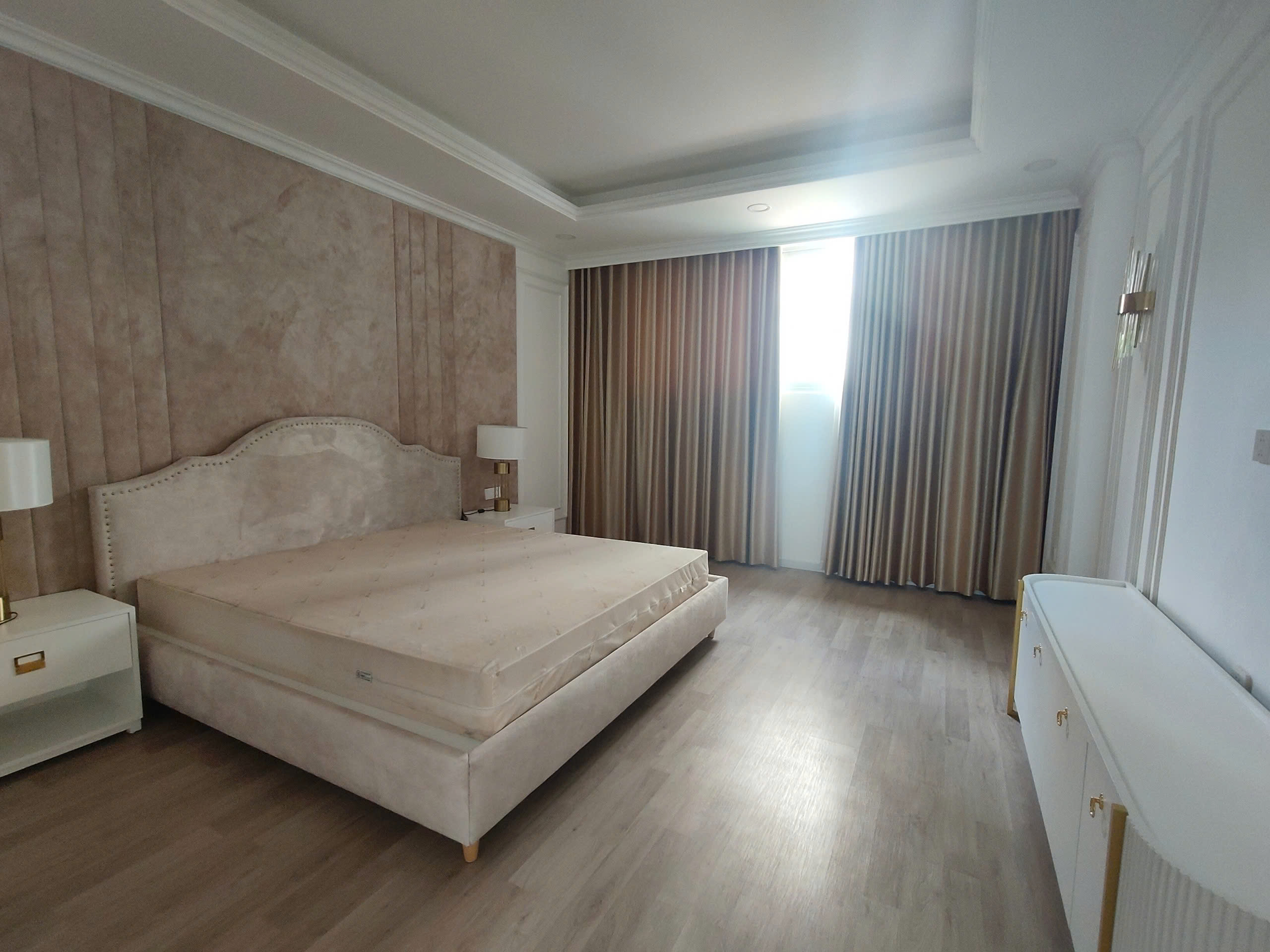 Cho thuê biệt thự đơn lập Nam Viên, phú mỹ hưng, quận 7. Diện tích: 17x16m, trệt, 2 lầu. Thiết kế 4 phòng ngủ, 1 phòng làm việc. Nội thất đầy đủ, giá chỉ 75 triệu/ tháng. Anh chị xem nhà liên hệ: hotline Ngọc Thư - 8997
