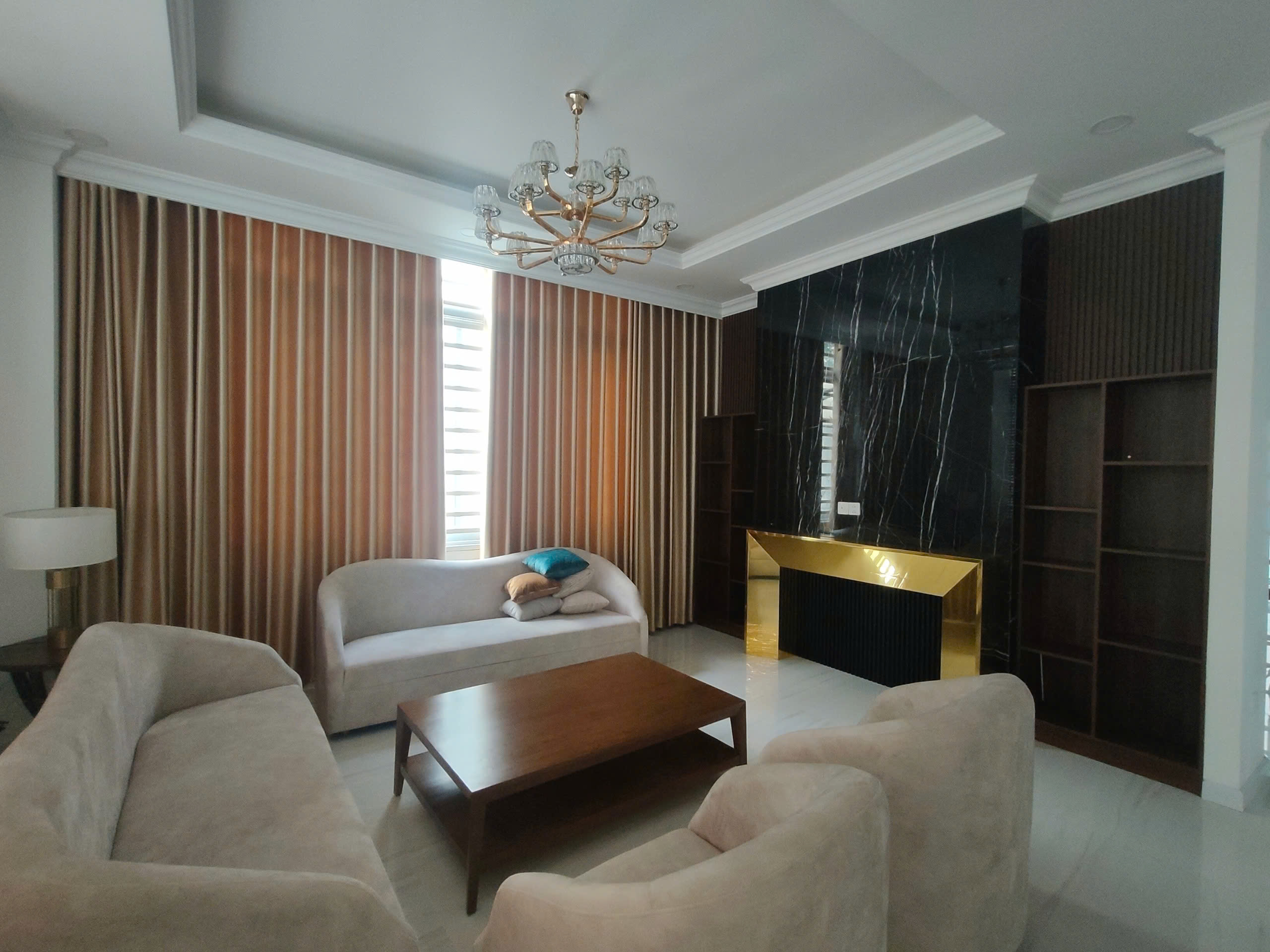 Cho thuê biệt thự đơn lập Nam Viên, phú mỹ hưng, quận 7. Diện tích: 17x16m, trệt, 2 lầu. Thiết kế 4 phòng ngủ, 1 phòng làm việc. Nội thất đầy đủ, giá chỉ 75 triệu/ tháng. Anh chị xem nhà liên hệ: hotline Ngọc Thư