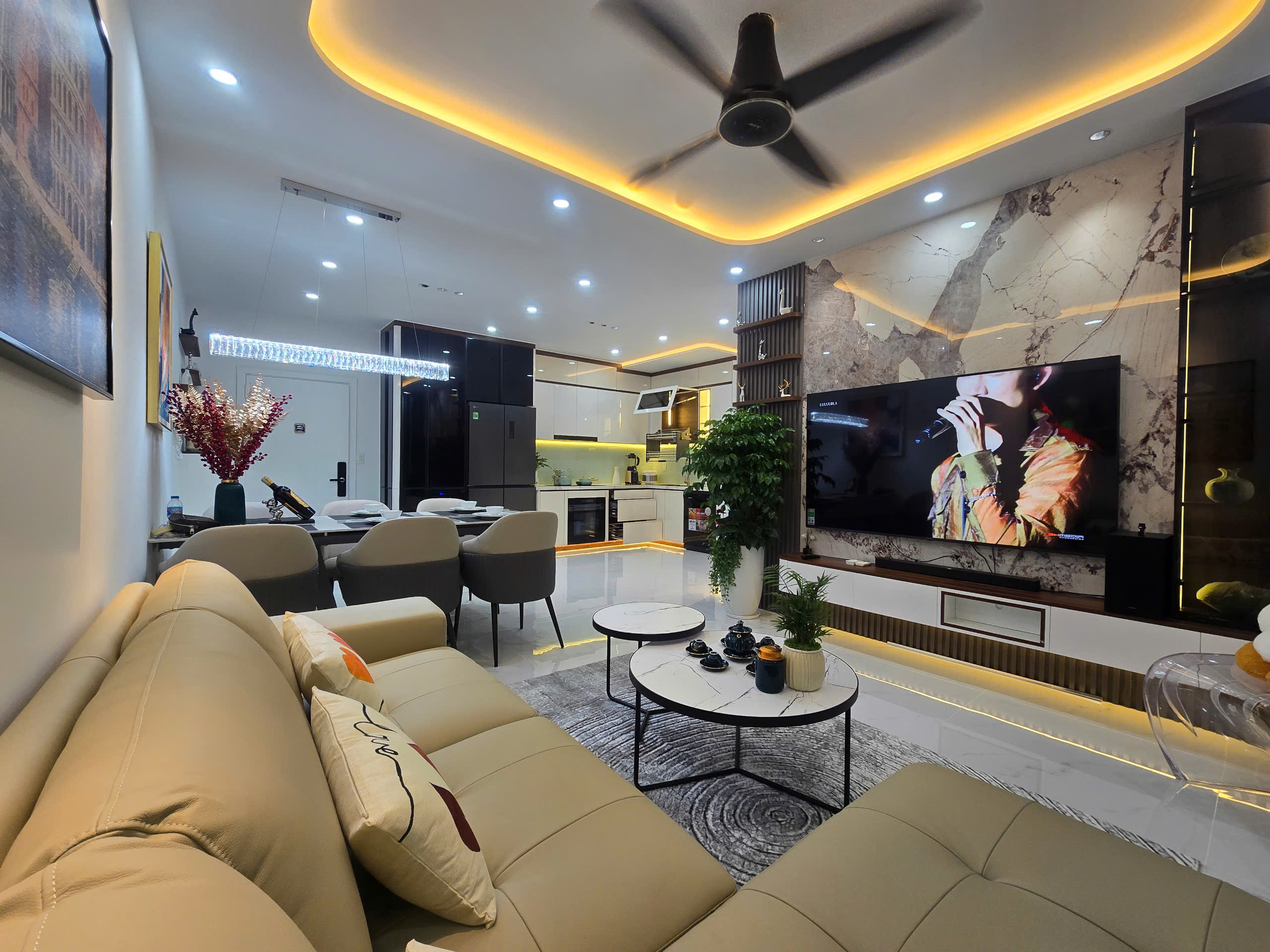 Bán căn hộ Cao Cấp Sky Garden 3, Phú Mỹ Hưng, Nhà mới 100%, Căn góc, Lầu cao, View đẹp, Nội thất nhập khẩu. Liên hệ: hotline (Đình Hải)