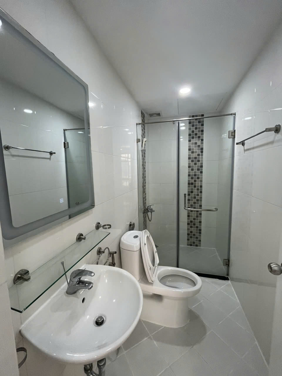 Bán nhanh căn hộ Cao Cấp Sky Garden 3, Phú Mỹ Hưng, 71m2, 2PN, 2WC. View sông, Nội thất cao cấp. Liên hệ: hotline (Đình Hải) - 9073