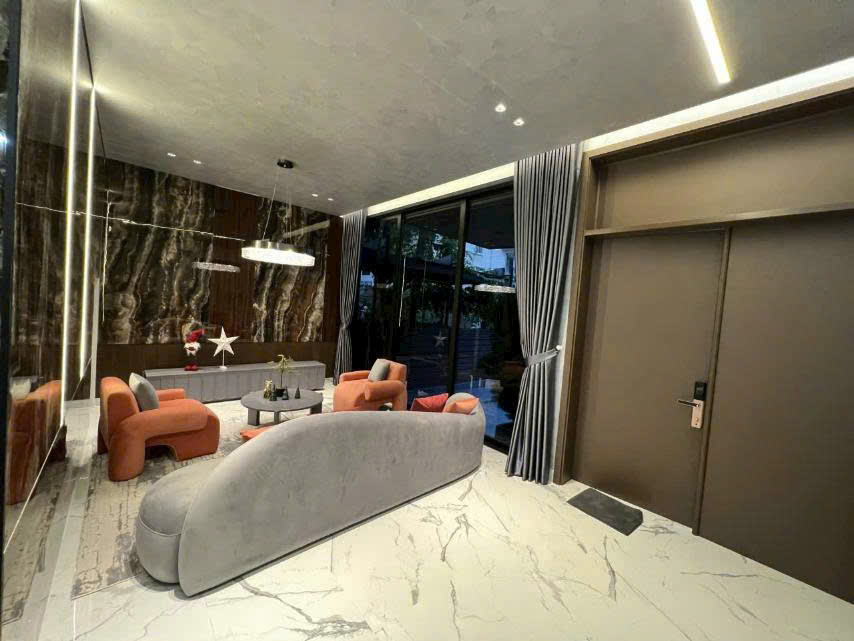 Gia đình đi nước ngoài cần bán gấp căn biệt thự liên kế vườn Mỹ Giang, phú mỹ hưng. DT: 7x18m, trệt, 2 lầu. Nhà mới xây, đầu tư kỹ. Gía chỉ 40 tỷ. Qúy khách xem nhà liên hệ: hotline Ngọc Thư - 9088