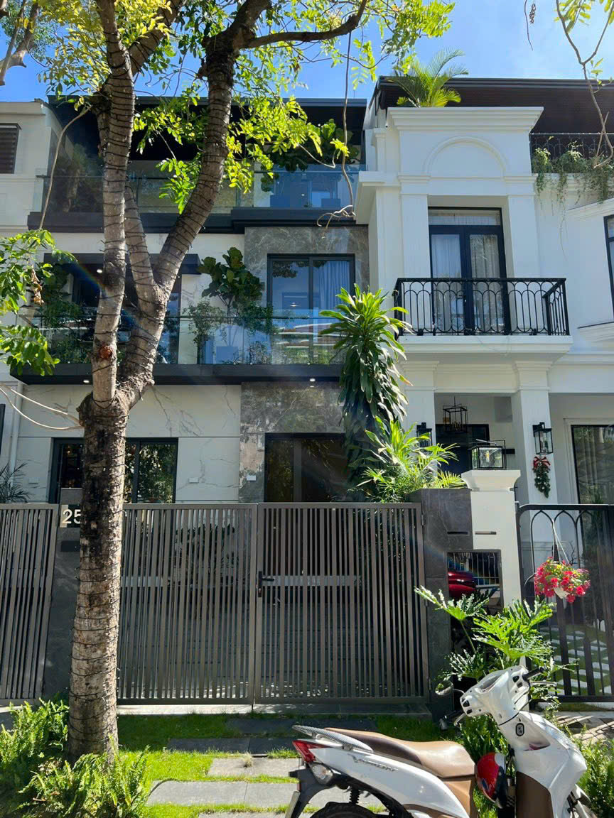 Gia đình đi nước ngoài cần bán gấp căn biệt thự liên kế vườn Mỹ Giang, phú mỹ hưng. DT: 7x18m, trệt, 2 lầu. Nhà mới xây, đầu tư kỹ, Vừa ký HĐT cho thuê giá cao. Gía chỉ 42,2 tỷ. Qúy khách xem nhà liên hệ: hotline Ngọc Thư