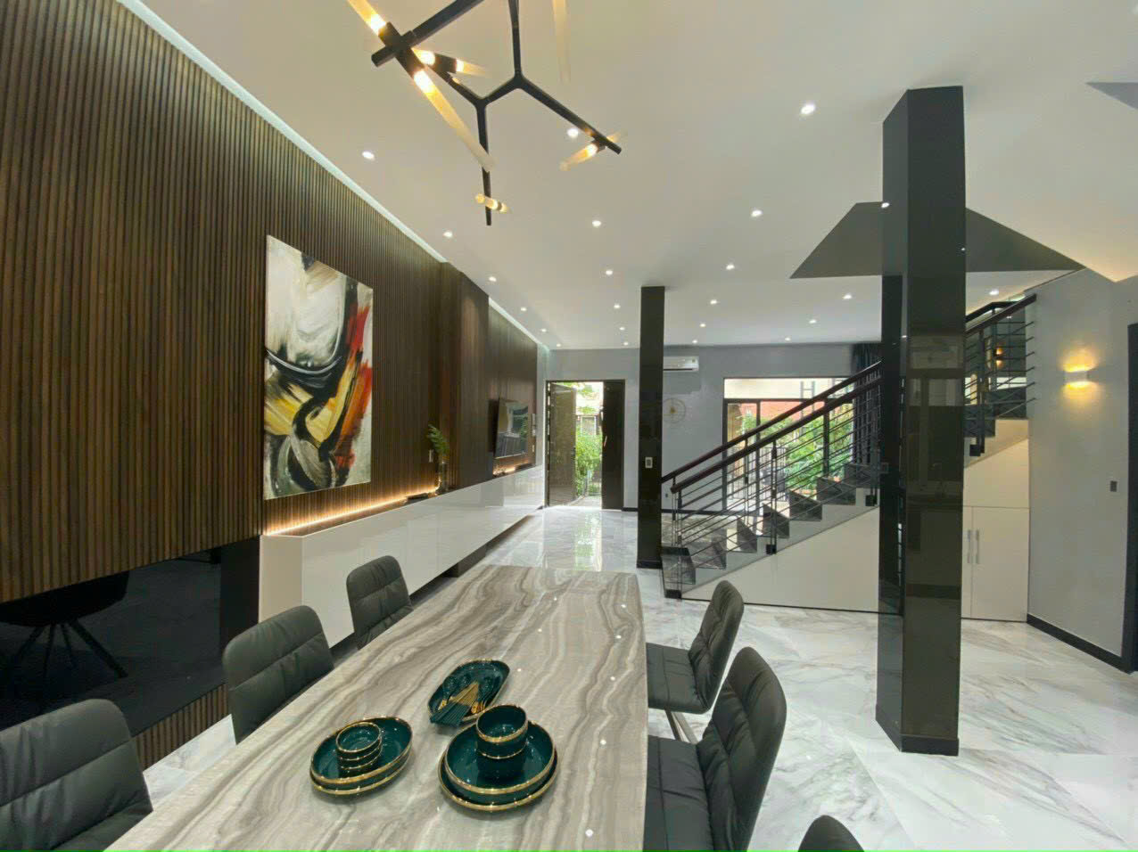 Gia đình đi nước ngoài cần bán gấp căn biệt thự liên kế vườn Mỹ Giang, phú mỹ hưng. DT: 7x18m, trệt, 2 lầu. Nhà mới xây, đầu tư kỹ, Vừa ký HĐT cho thuê giá cao. Gía chỉ 42,2 tỷ. Qúy khách xem nhà liên hệ: hotline Ngọc Thư - 9098
