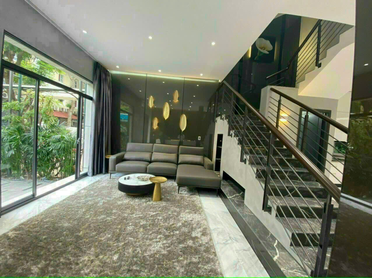 Gia đình đi nước ngoài cần bán gấp căn biệt thự liên kế vườn Mỹ Giang, phú mỹ hưng. DT: 7x18m, trệt, 2 lầu. Nhà mới xây, đầu tư kỹ, Vừa ký HĐT cho thuê giá cao. Gía chỉ 42,2 tỷ. Qúy khách xem nhà liên hệ: hotline Ngọc Thư - 9095