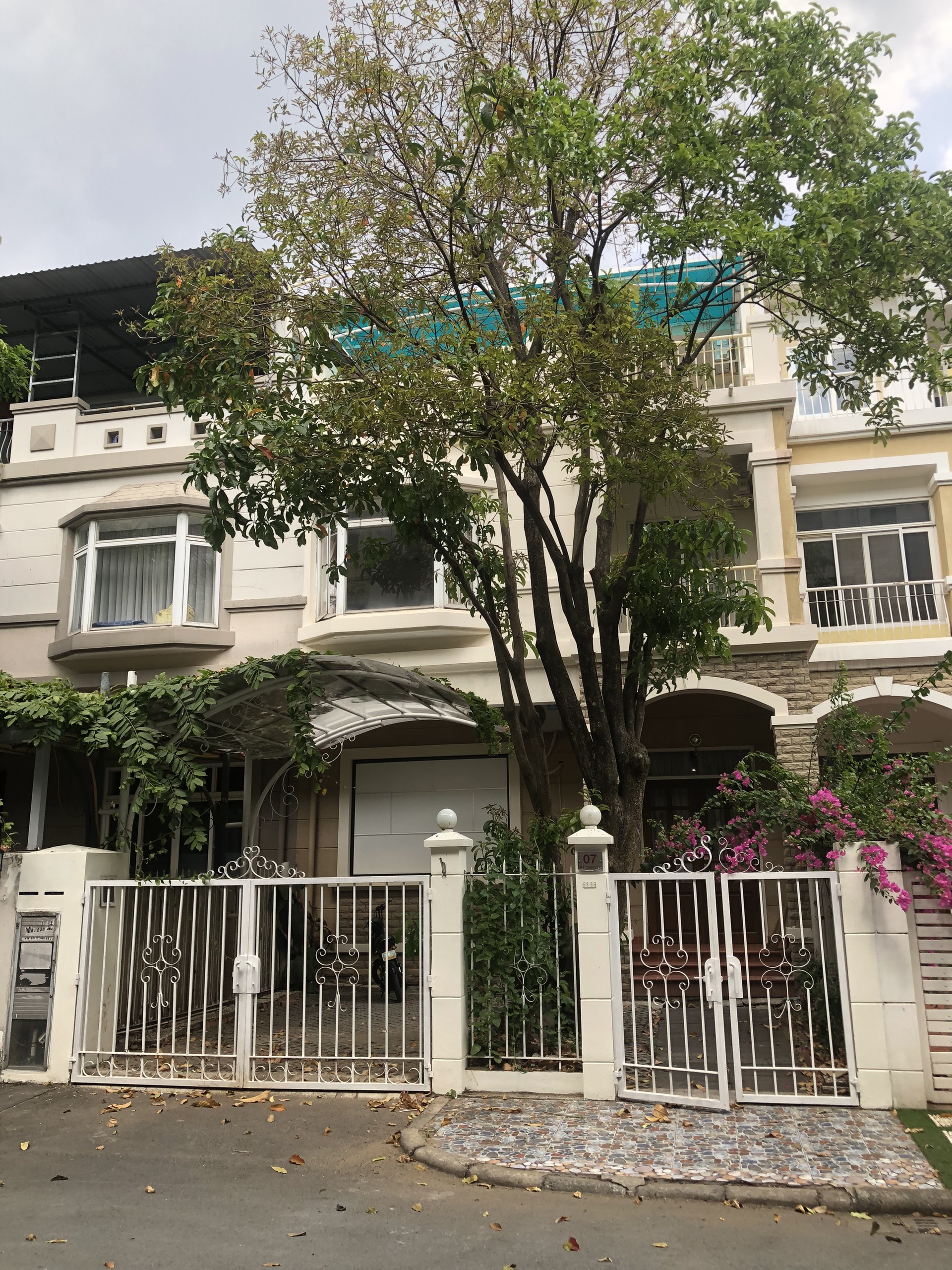 Cần bán gấp căn biệt thự liên kế vườn Mỹ Giang, phú mỹ hưng. DT: 7x18m, trệt, 2 lầu. Nhà đang cho thuê dài hạn, nội thất cơ bản. Gía chỉ 37 tỷ. Qúy khách xem nhà liên hệ: hotline Ngọc Thư