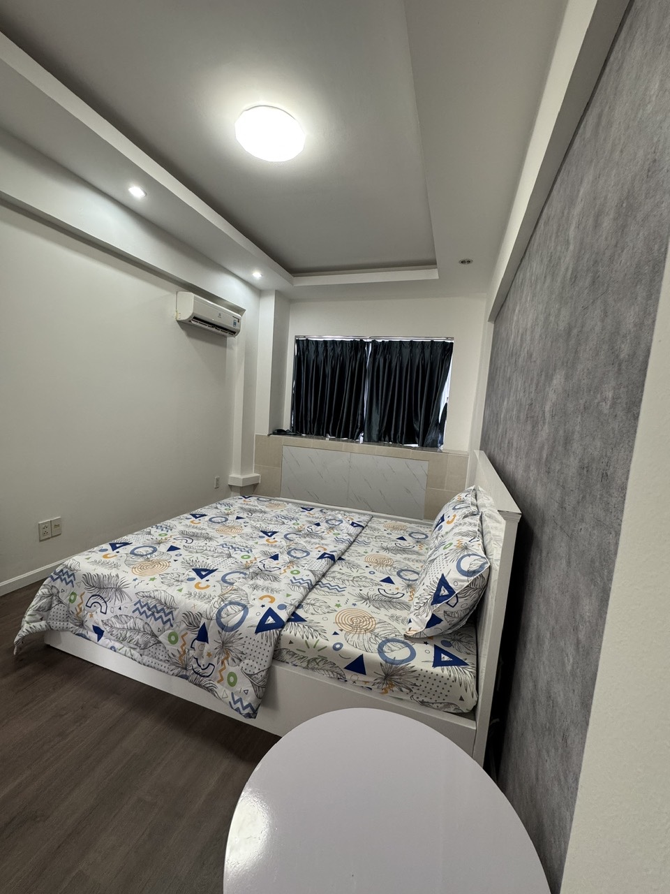 Cho thuê căn hộ Mỹ Phát , trục đường Nguyễn Đức Cảnh, pmh. Diện tích: 137m, 3 phòng ngủ, nhà mới thiết kế. Nội thất cao cấp, lầu cao, view thoáng. Giá chỉ: 37 tr/ tháng, có ô xe hầm. Qúy khách xem nhà liên hệ: hotline Ngọc Thư - 9126