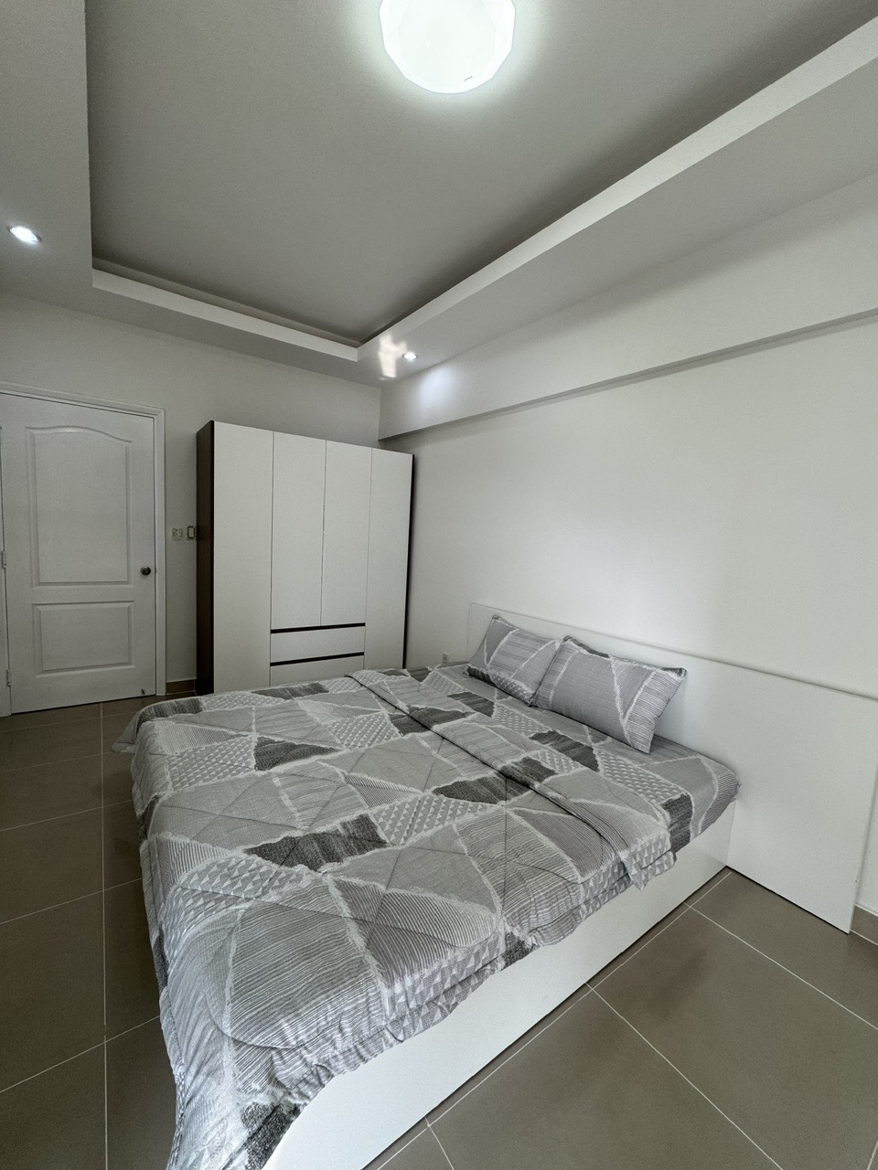 Cho thuê căn hộ Mỹ Phát , trục đường Nguyễn Đức Cảnh, pmh. Diện tích: 137m, 3 phòng ngủ, nhà mới thiết kế. Nội thất cao cấp, lầu cao, view thoáng. Giá chỉ: 37 tr/ tháng, có ô xe hầm. Qúy khách xem nhà liên hệ: hotline Ngọc Thư - 9125