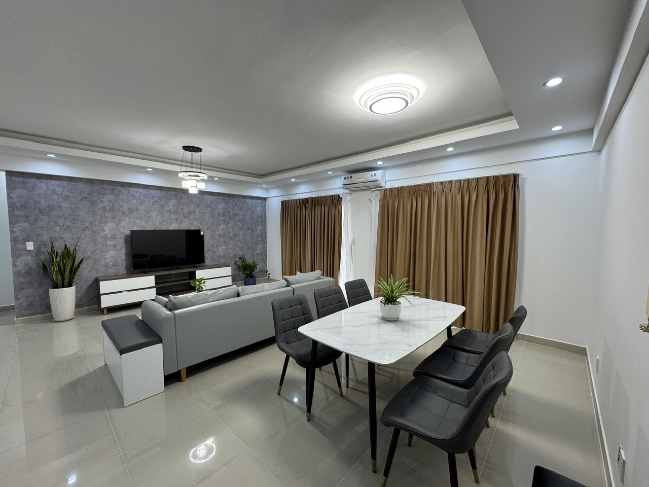 Cho thuê căn hộ Mỹ Phát , trục đường Nguyễn Đức Cảnh, pmh. Diện tích: 137m, 3 phòng ngủ, nhà mới thiết kế. Nội thất cao cấp, lầu cao, view thoáng. Giá chỉ: 37 tr/ tháng, có ô xe hầm. Qúy khách xem nhà liên hệ: hotline Ngọc Thư - 9124