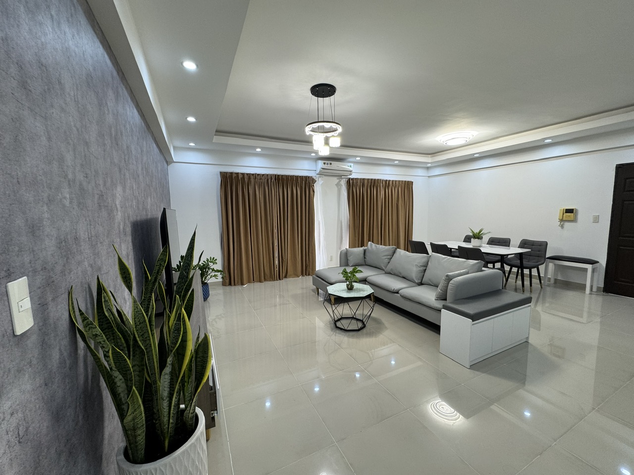 Cho thuê căn hộ Mỹ Phát , trục đường Nguyễn Đức Cảnh, pmh. Diện tích: 137m, 3 phòng ngủ, nhà mới thiết kế. Nội thất cao cấp, lầu cao, view thoáng. Giá chỉ: 37 tr/ tháng, có ô xe hầm. Qúy khách xem nhà liên hệ: hotline Ngọc Thư - 9127