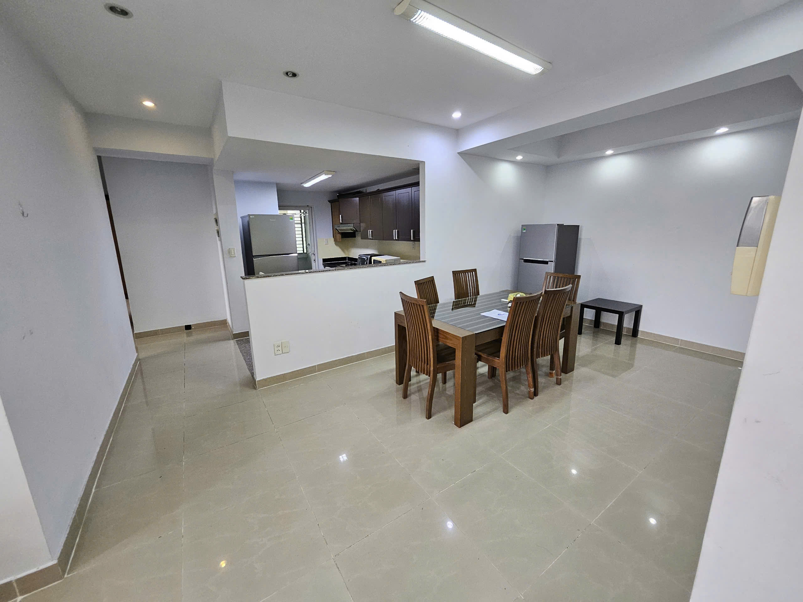 Cho thuê căn hộ Grand View, trục đường Nguyễn Đức Cảnh, PMH. Diện tích: 118m, 3 phòng ngủ, 2wc. Nhà mới sửa, nội thất đầy đủ. Gía chỉ 25tr/ tháng. Anh chị xem nhà liên hệ: hotline Ngọc Thư - 9130