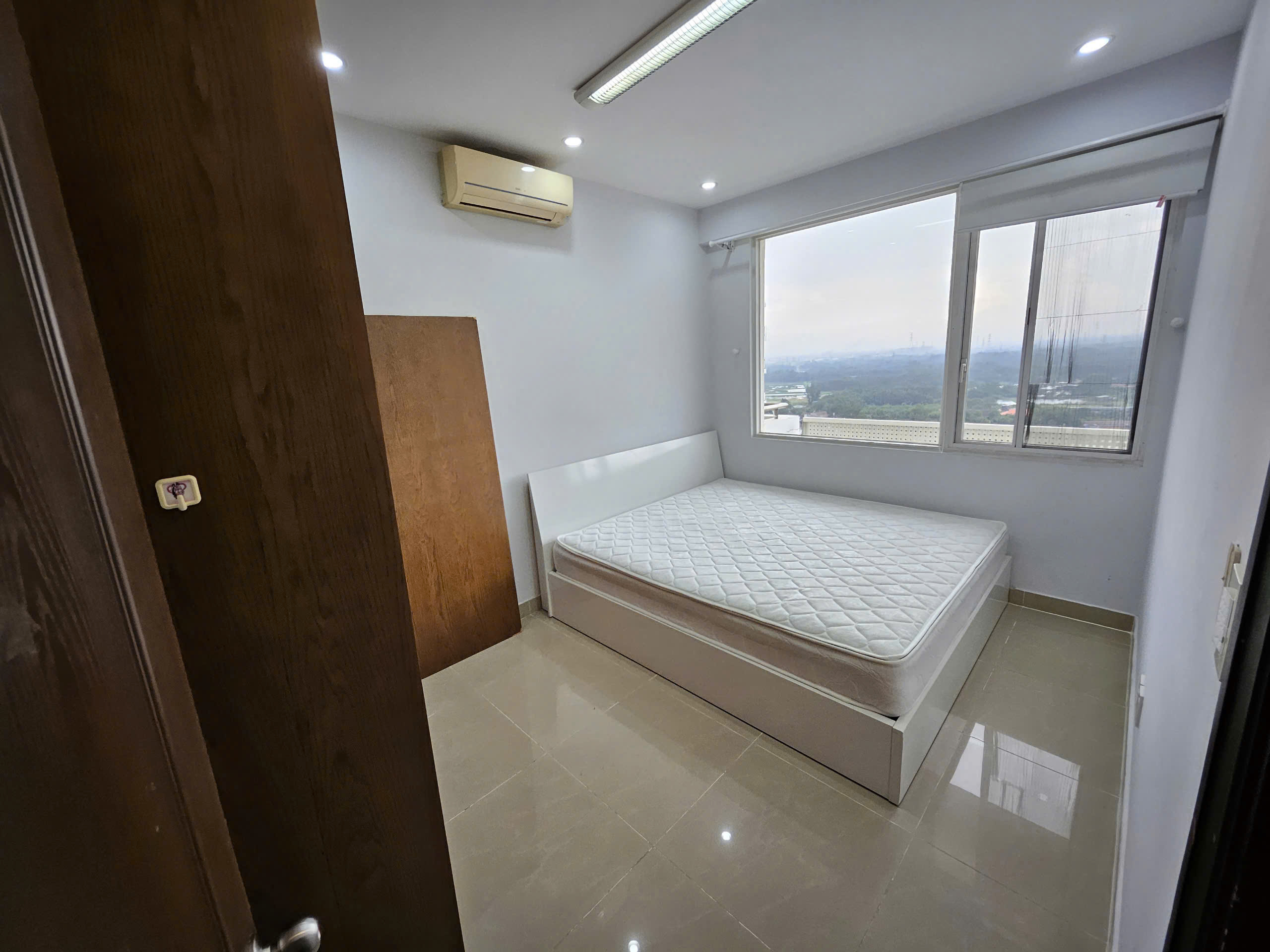 Cho thuê căn hộ Grand View, trục đường Nguyễn Đức Cảnh, PMH. Diện tích: 118m, 3 phòng ngủ, 2wc. Nhà mới sửa, nội thất đầy đủ. Gía chỉ 25tr/ tháng. Anh chị xem nhà liên hệ: hotline Ngọc Thư - 9133