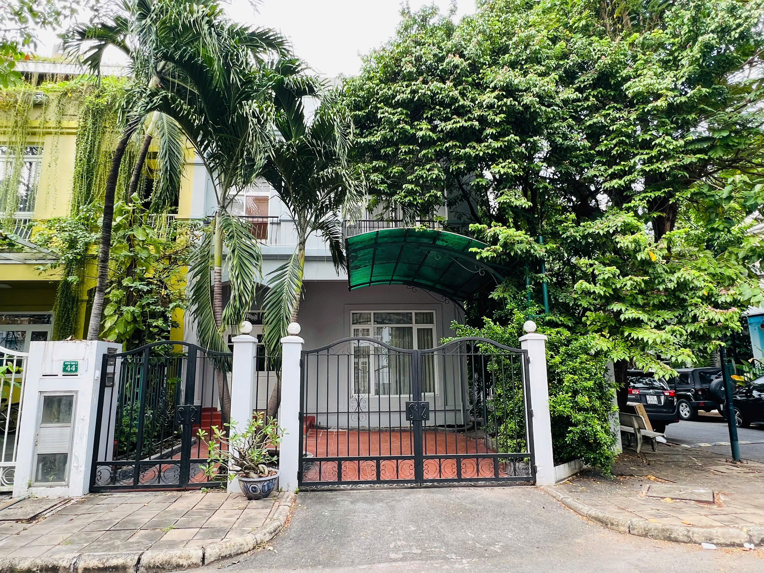 Cho thuê căn góc nhà phố vườn Hưng Thái, phú mỹ hưng, quận 7. Diện tích: 9x18m, trệt, 2 lầu. Nội thất đầy đủ, 4 phòng ngủ. Gía chỉ 45 tr/ tháng. Anh chị xem nhà liên hệ: hotline Ngọc Thư