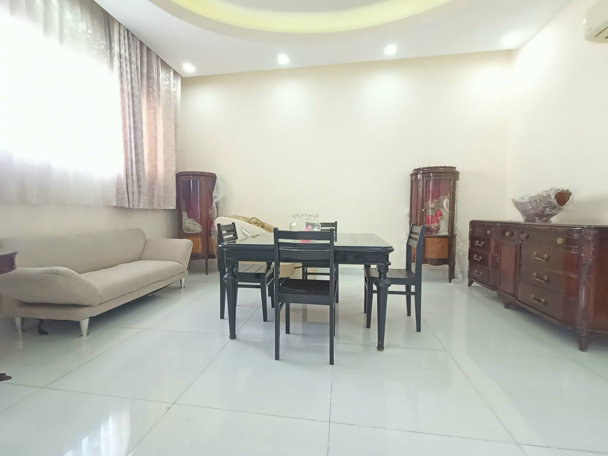 Bán biệt thự đơn lập Nam Viên , phú mỹ hưng, quận 7. Diện tích: 17.1x 16 m trệt, 2 lầu, 4 phòng ngủ, 5wc. Nội thất đầy đủ, sổ hồng. Gía thu về chỉ : 75 tỷ . Anh chị xem nhà liên hệ: hotline Ngọc Thư - 9176