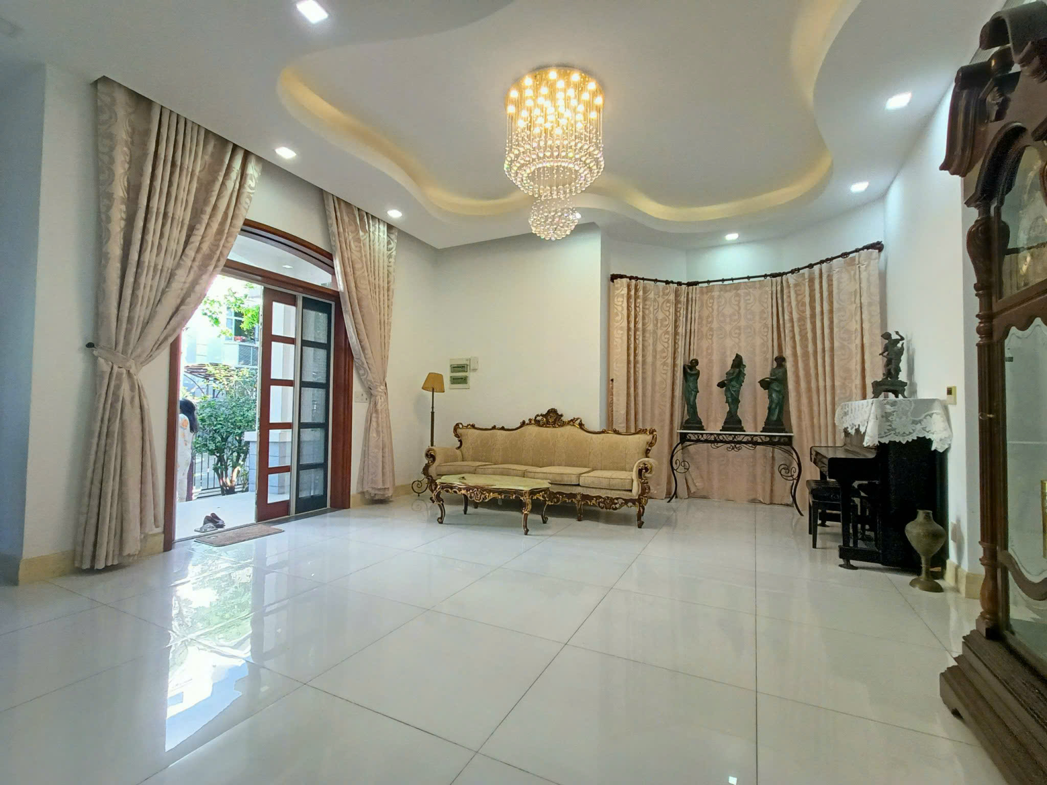 Bán biệt thự đơn lập Nam Viên , phú mỹ hưng, quận 7. Diện tích: 17.1x 16 m trệt, 2 lầu, 4 phòng ngủ, 5wc. Nội thất đầy đủ, sổ hồng. Gía thu về chỉ : 75 tỷ . Anh chị xem nhà liên hệ: hotline Ngọc Thư - 9177