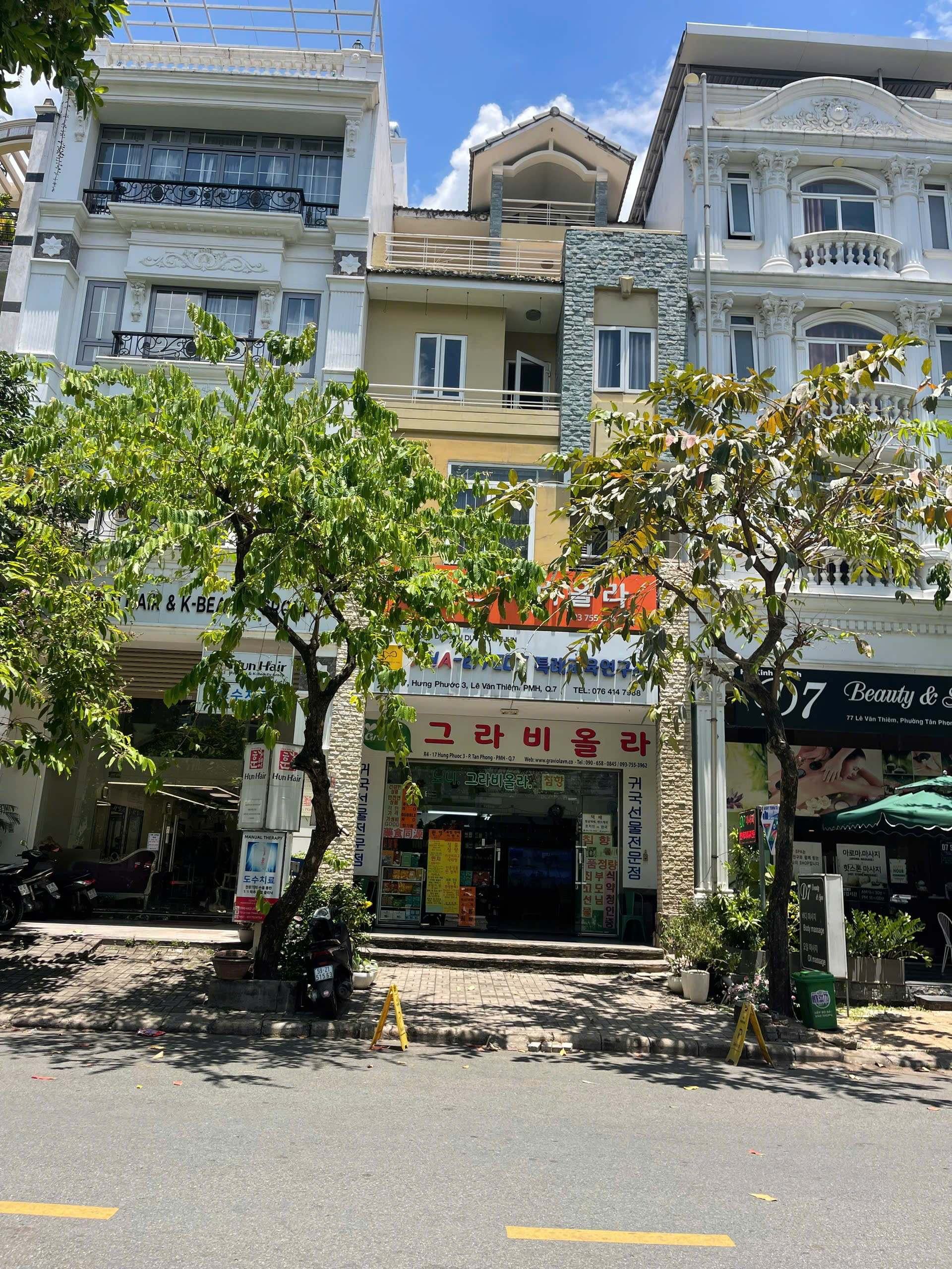 Cho thuê nhà phố Hưng Phước 3, đường Lê Văn Thêm, phú mỹ hưng, quận 7. Diện tích: 6x18.5m, trệt, lửng, 3 lầu. Mặt tiền đường lớn, khu kinh doanh sầm uất, giá chỉ: 75 tr/ tháng. Qúy khách xem nhà liên hệ: hotline Ngọc Thư