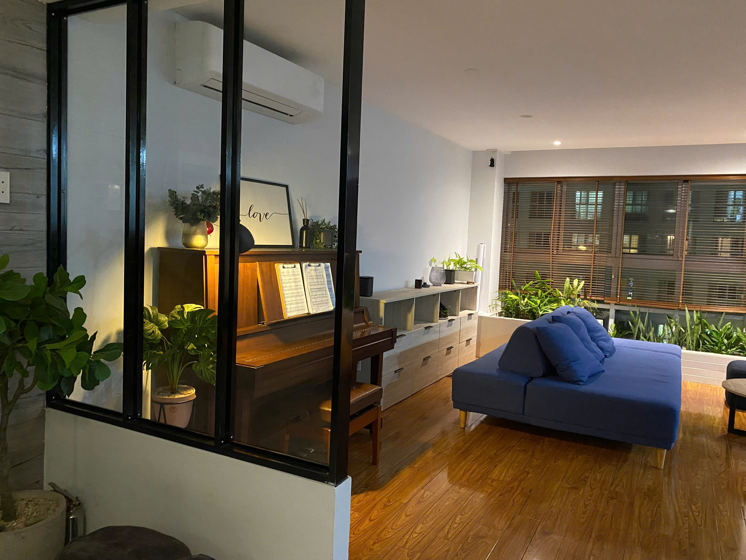 Bán căn hộ Happy valley, phú mỹ hưng, quận 7. Diện tích: 135m, 3 phòng ngủ, 2wc. Nhà đẹp, ô xe trong sổ, giá chỉ: 9,9 tỷ. Qúy khách xem nhà liên hệ: hotline NGỌC THƯ