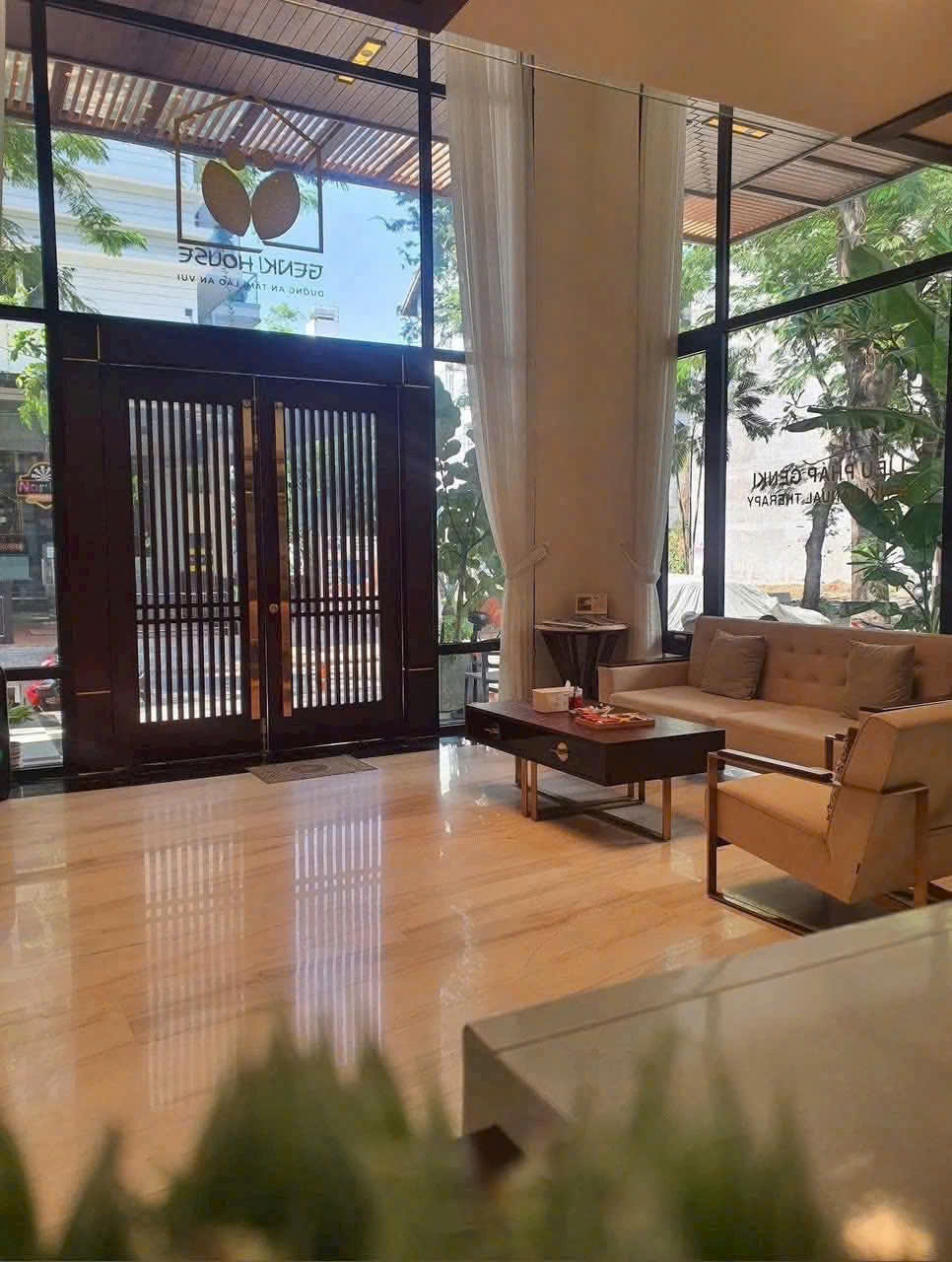 Cho thuê nhà phố góc công viên Hưng Gia - phú mỹ hưng, quận 7. Diện tích: 8x18.5m. Kết cấu : hầm, trệt, lửng, 3 lầu. Có thang máy, 4 phòng ngủ , nội thất cao cấp. Gía chỉ: 125tr/ tháng . Anh chị xem nhà liên hê: hotline Ngọc Thư - 9208