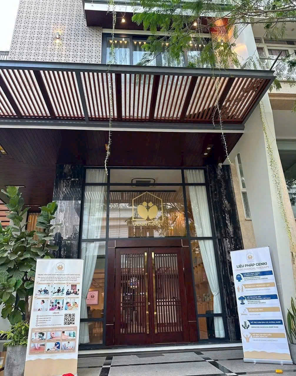 Cho thuê nhà phố góc công viên Hưng Gia - phú mỹ hưng, quận 7. Diện tích: 8x18.5m. Kết cấu : hầm, trệt, lửng, 3 lầu. Có thang máy, 4 phòng ngủ , nội thất cao cấp. Gía chỉ: 125tr/ tháng . Anh chị xem nhà liên hê: hotline Ngọc Thư - 9207