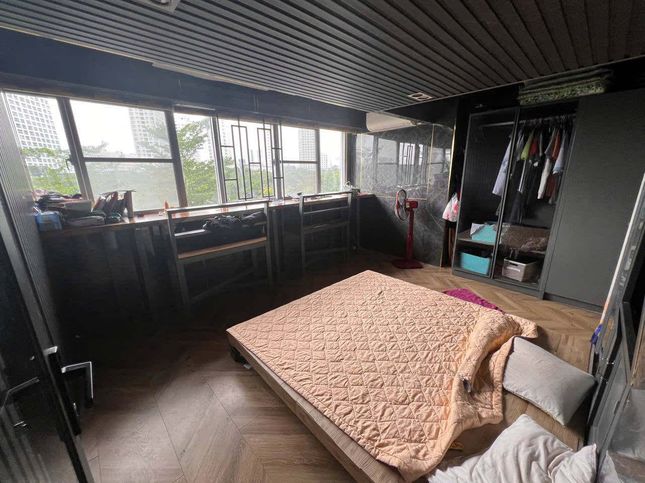 Bán căn hộ tầng 2 Scenic Valley, dạng loft. Diện tích: 129m, sử dụng: 170m, thiết kế 5 phòng ngủ, 4wc, phòng thờ.  Nội thất cao cấp, giá bán nhanh chỉ 11 tỷ. Anh chị xem nhà liên hệ: hotline Ngọc Thư - 9270